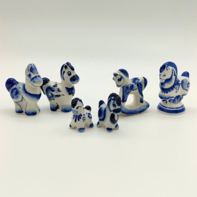 Набор из шести миниатюрных статуэток "Лошади", Гжель, фарфор, роспись, Россия, 1990-2010 гг.