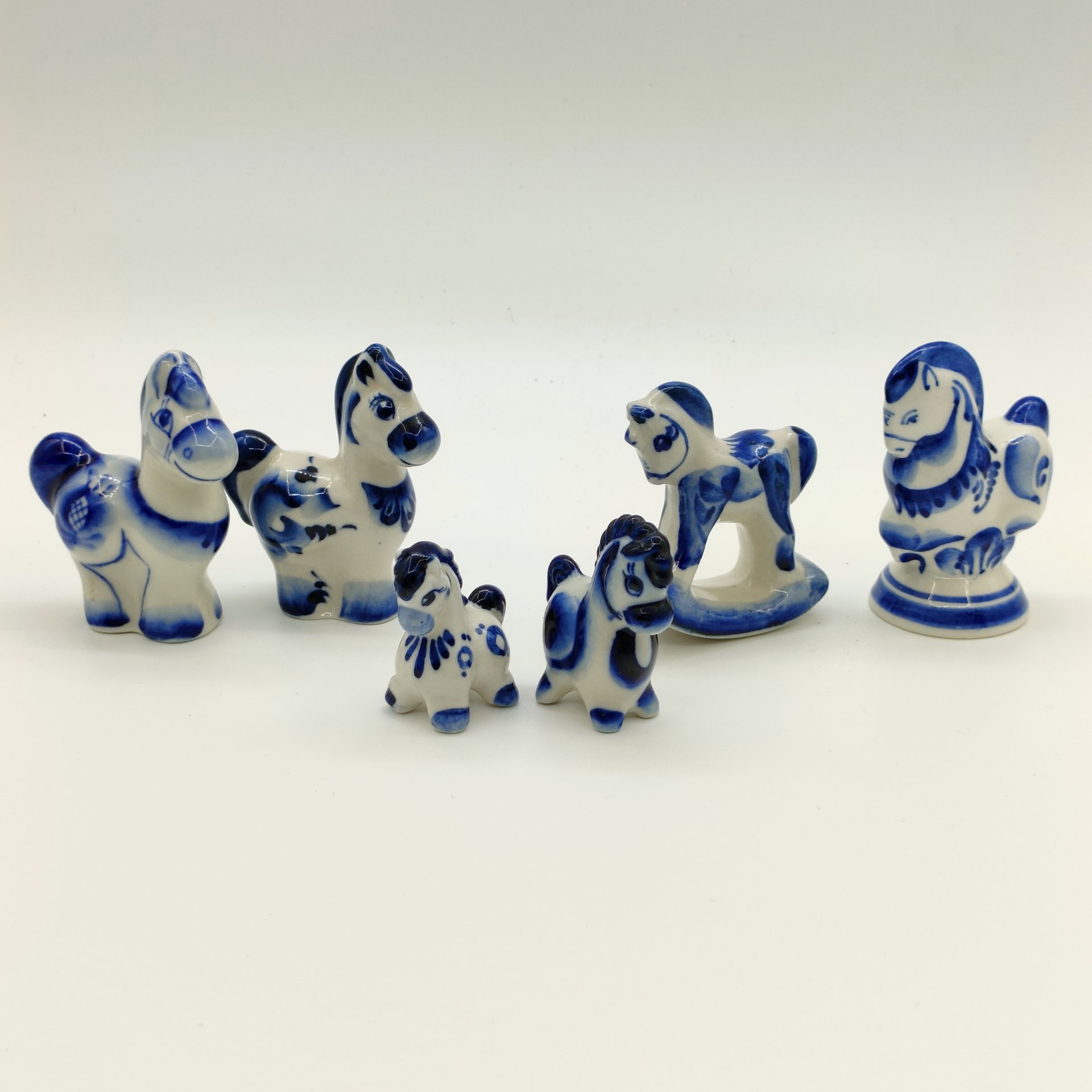 Набор из шести миниатюрных статуэток "Лошади", Гжель, фарфор, роспись, Россия, 1990-2010 гг.