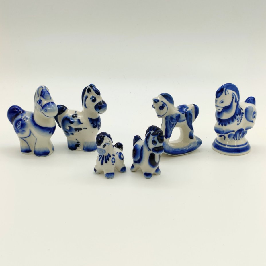 Набор из шести миниатюрных статуэток "Лошади", Гжель, фарфор, роспись, Россия, 1990-2010 гг.