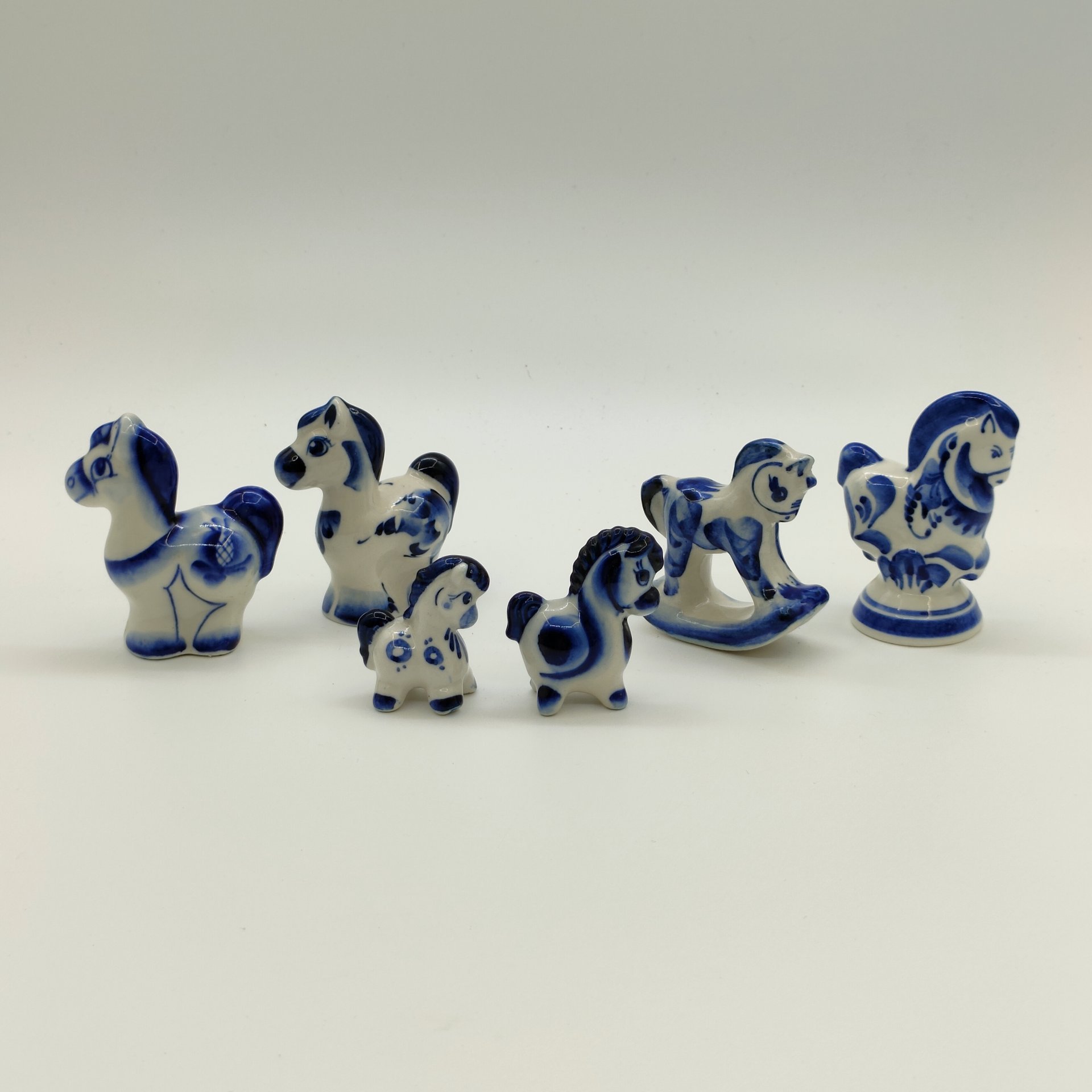 Набор из шести миниатюрных статуэток "Лошади", Гжель, фарфор, роспись, Россия, 1990-2010 гг.