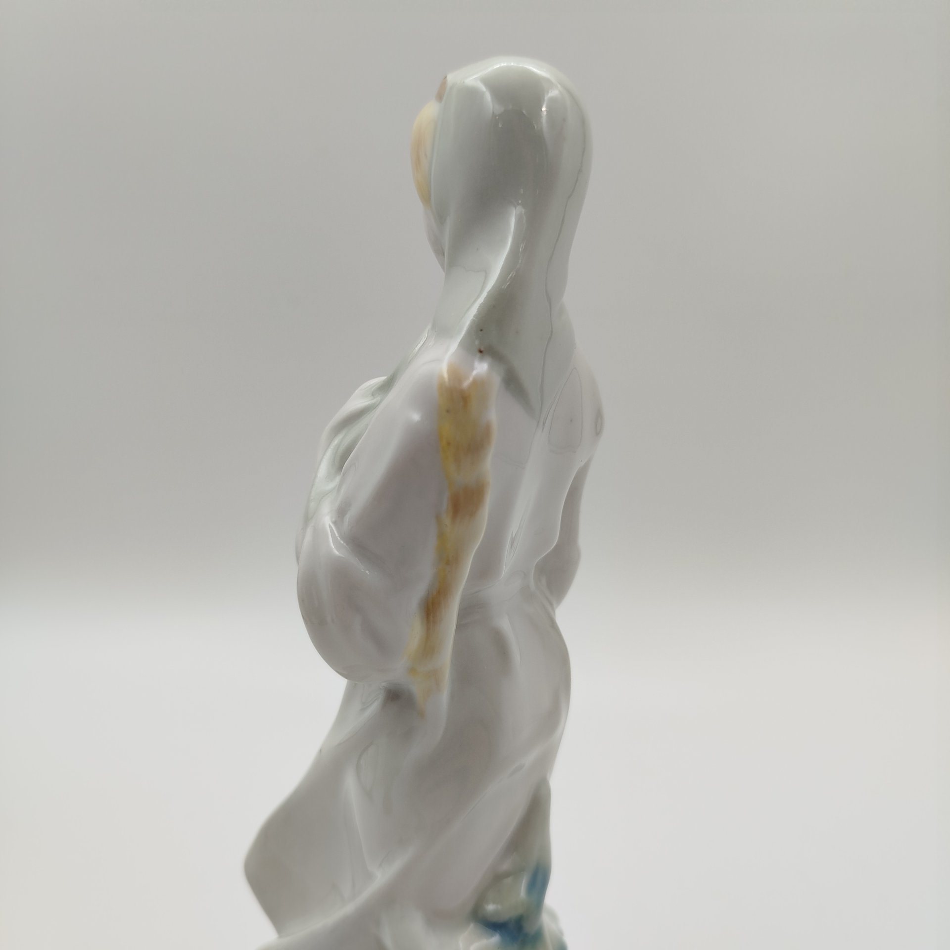 Статуэтка "Байбиня" ("Девушка с лукошком"), скульптор Р.И. Панцеховская, фарфор, роспись, золочение, Рижский фарфорово-фаянсовый завод, СССР, 1950-1970 гг., Рижский фарфорово-фаянсовый завод