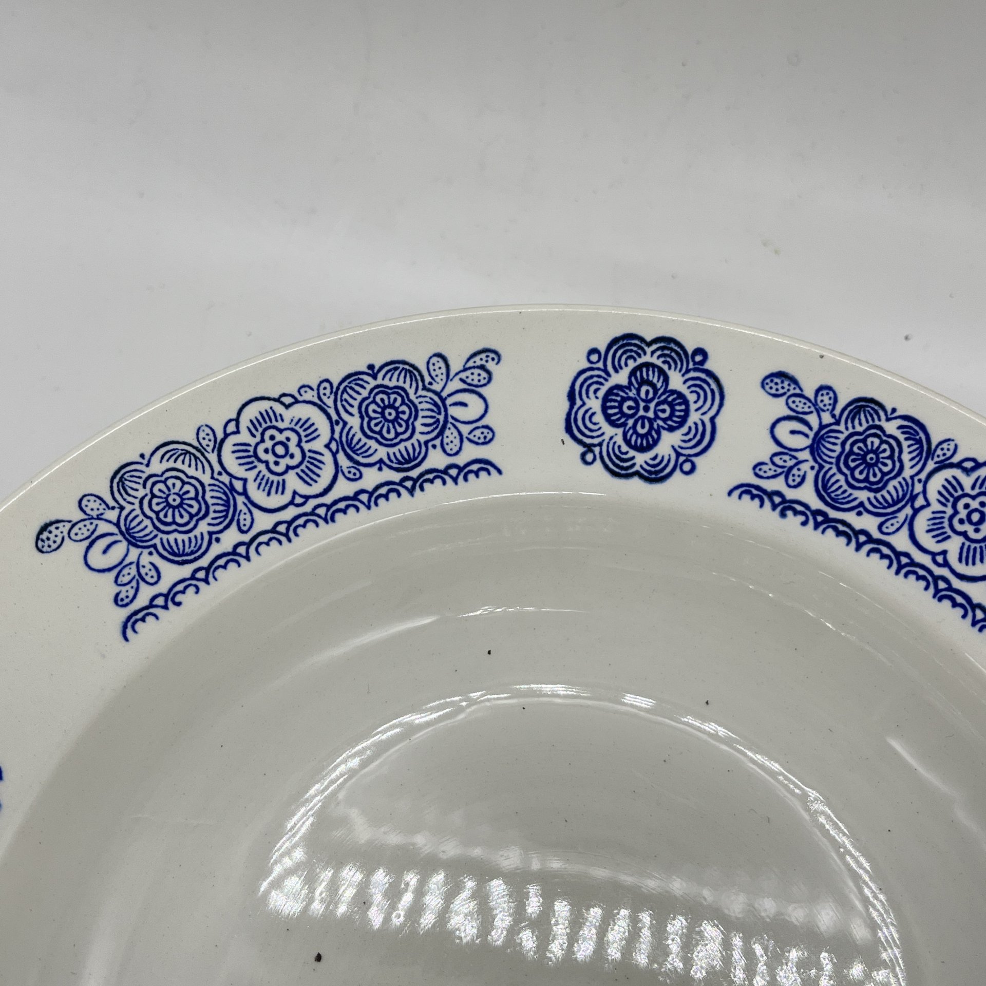 Набор из 4 суповых тарелок с цветочным декором, фаянс, деколь, Конаковский фаянсовый завод им. М.И. Калинина (ЗиК Конаково), СССР, 1960-1990 гг.