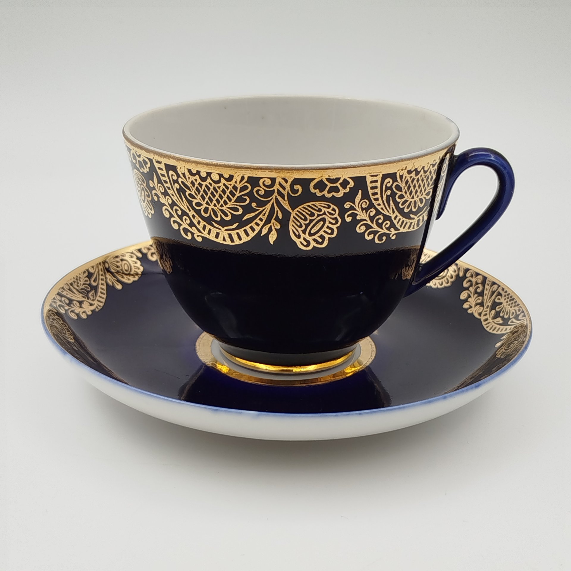 Пара чайная "Золотой фриз", автор формы С. Е. Яковлева, автор рисунка К. Г. Косенкова