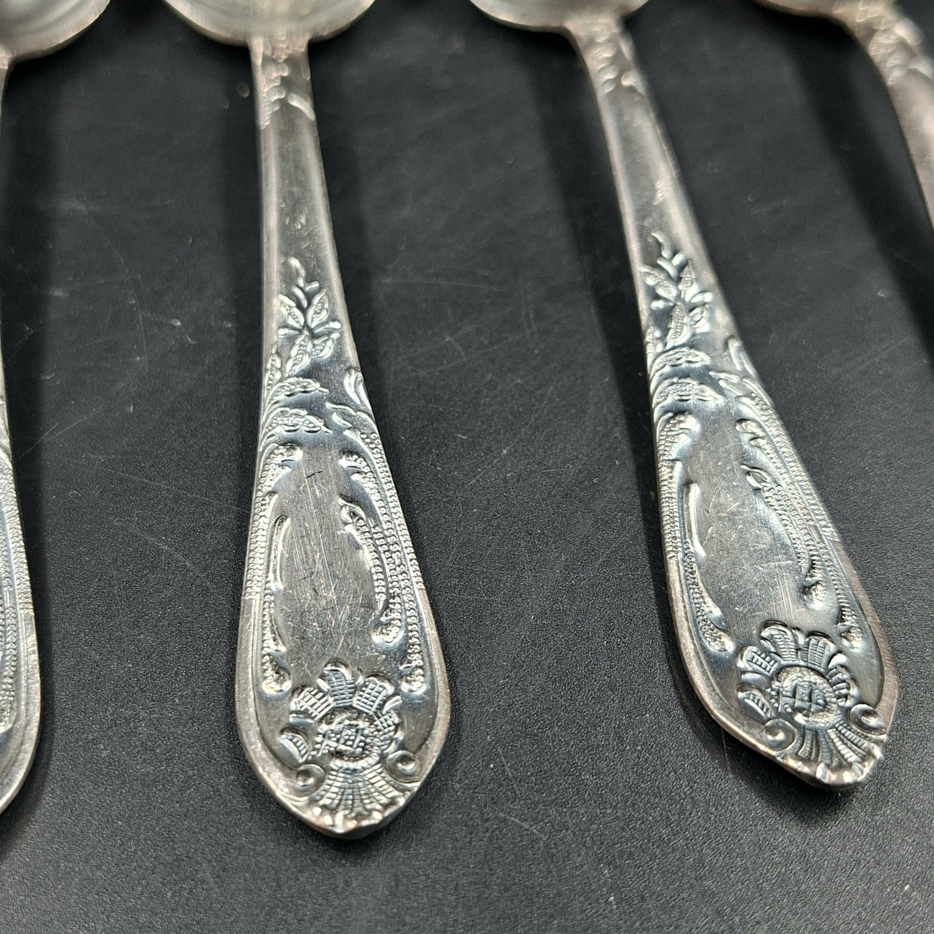 Набор из шести чайных ложек с растительным декором, мНЦ (медь-никель-цинк), Вольнянский завод столовых приборов им. Шевченко (ЗiШ, ЗиШ), СССР, 1960-1980 гг.