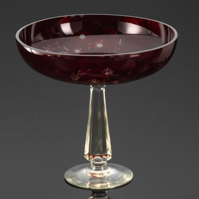 Фруктовница рубинового цвета с цветочным декором на высокой граненой ножке, стекло, гранение, гравировка, СССР, 1970-1980 гг.