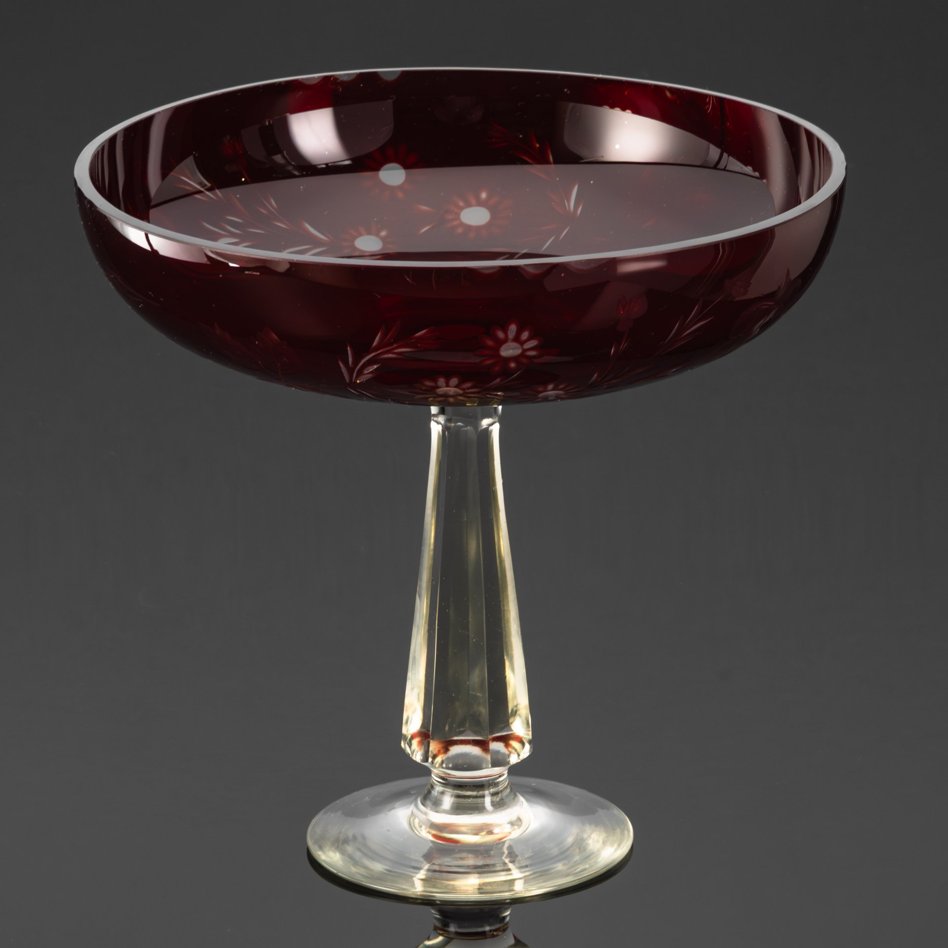 Фруктовница рубинового цвета с цветочным декором на высокой граненой ножке, стекло, гранение, гравировка, СССР, 1970-1980 гг.