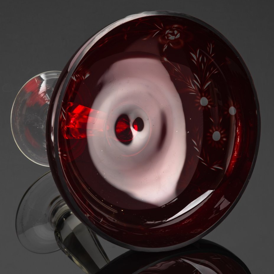 Фруктовница рубинового цвета с цветочным декором на высокой граненой ножке