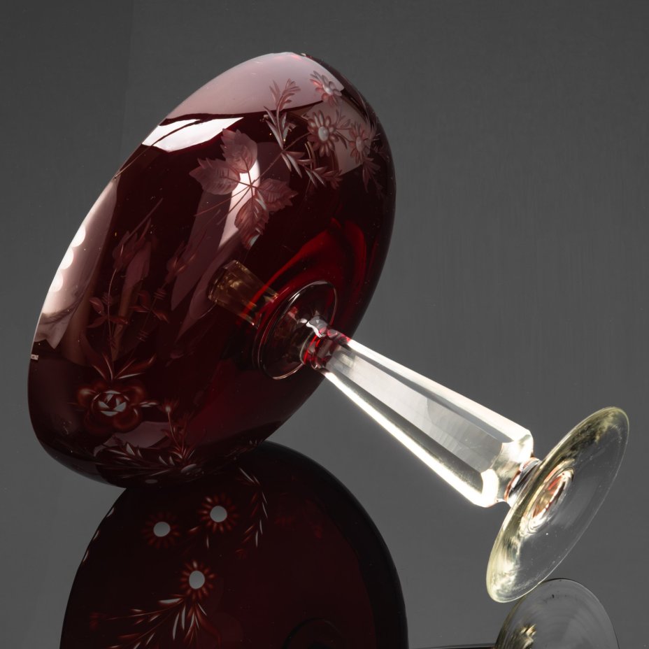 Фруктовница рубинового цвета с цветочным декором на высокой граненой ножке