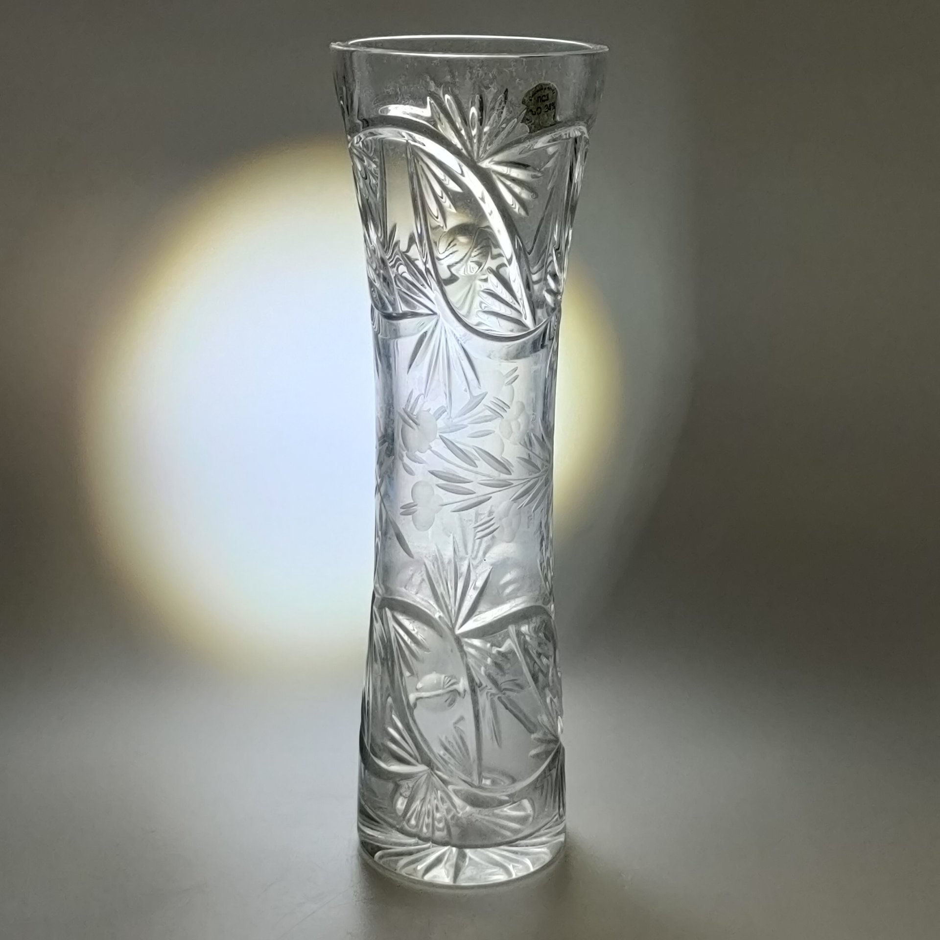 Ваза для цветов с резным растительным декором, стекло, резьба, матирование, Первомайский стекольный завод, Российская Федерация, 1990-2015 гг.