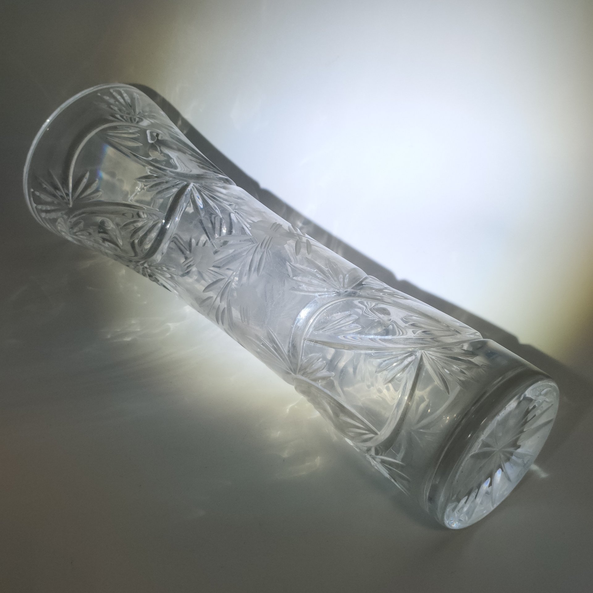 Ваза для цветов с резным растительным декором, стекло, резьба, матирование, Первомайский стекольный завод, Российская Федерация, 1990-2015 гг.