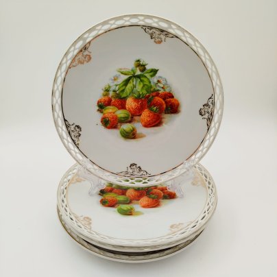 Набор десертных тарелок с прорезным бортом "Ягоды и фрукты" на 4 персоны, фарфор, деколь, золочение, Западная Европа, 1900-1930 гг.