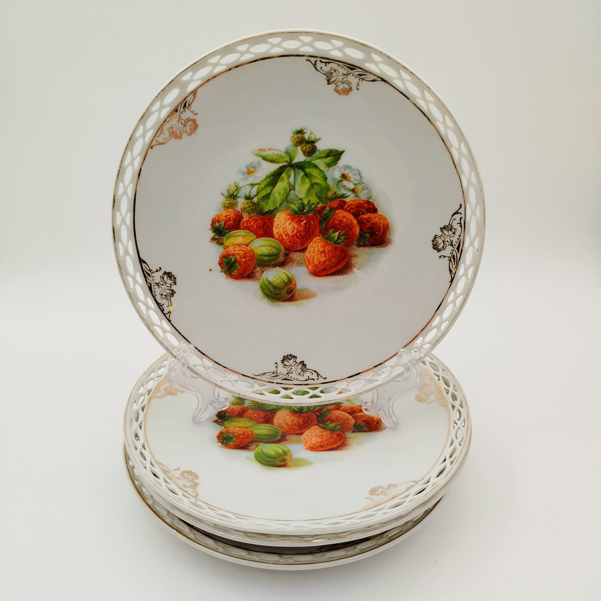 Набор десертных тарелок с прорезным бортом "Ягоды и фрукты" на 4 персоны, фарфор, деколь, золочение, Западная Европа, 1900-1930 гг.