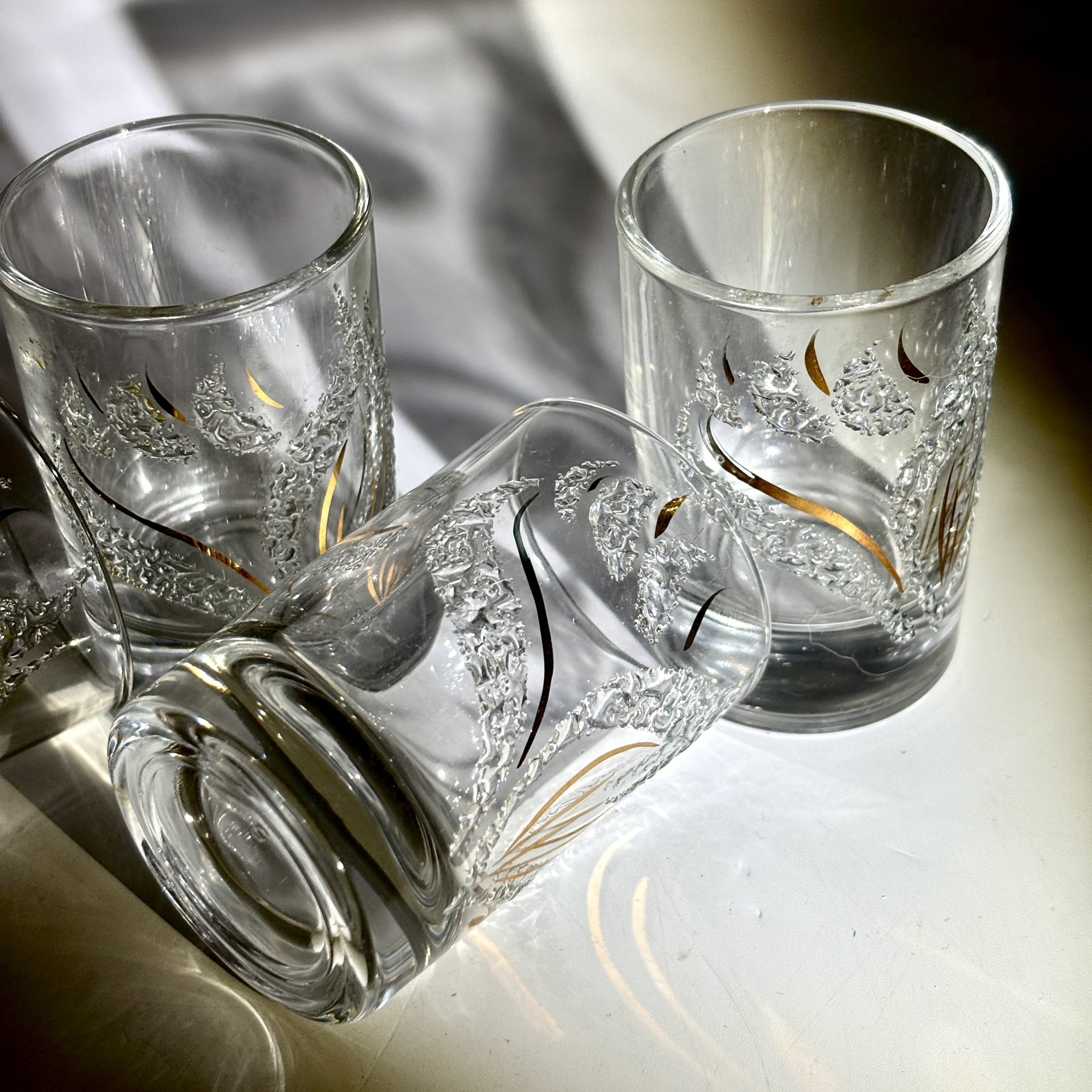 Набор из 6-ти стопок, украшенных растительным декором, стекло, золочение, Российская Федерация, 2000-2010 гг.