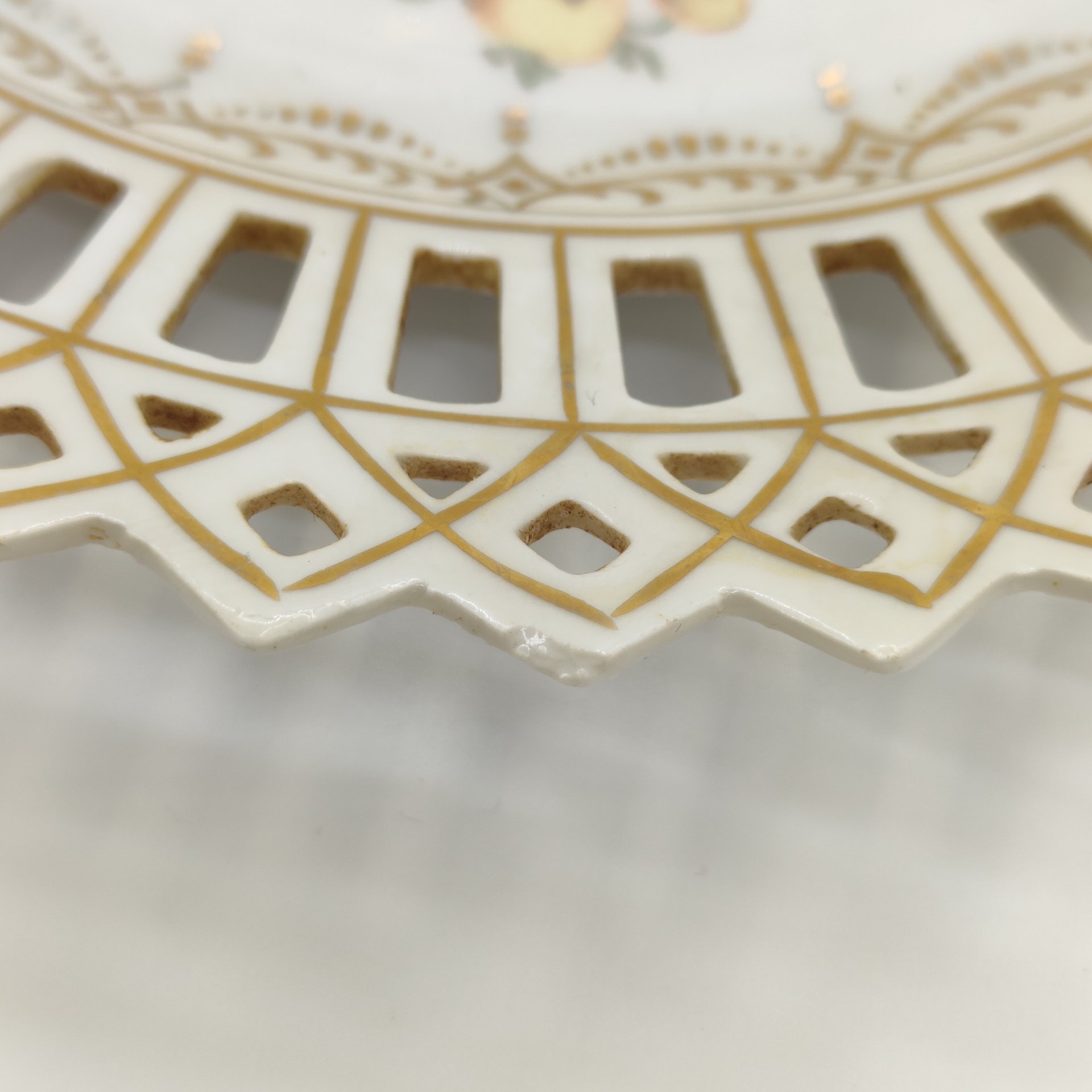 Пара тарелок с прорезным бортом и цветочным декором, фарфор, деколь, золочение, Carl Schumann, Arzberg, Bavaria, Германская империя, 1900-1918 гг.