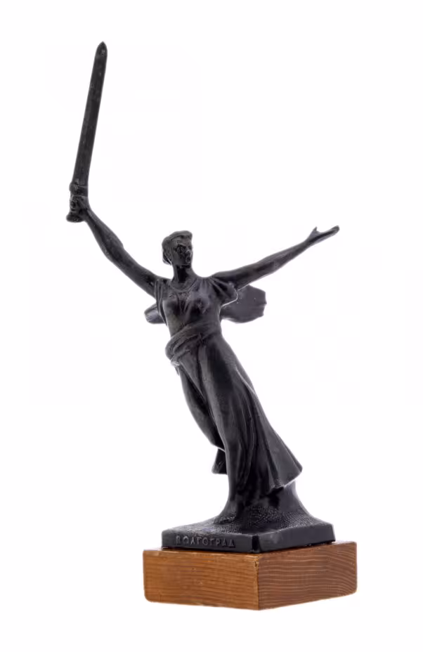 Статуэтка «Родина-мать», металл, дерево, СССР, 1967-1990 гг.