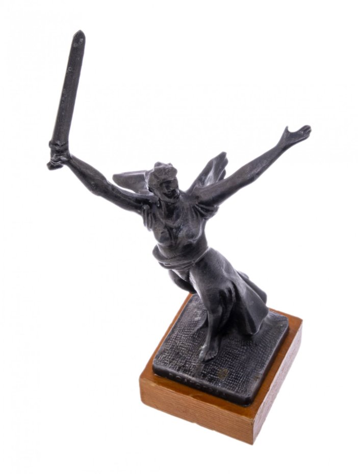 Статуэтка «Родина-мать», металл, дерево, СССР, 1967-1990 гг.