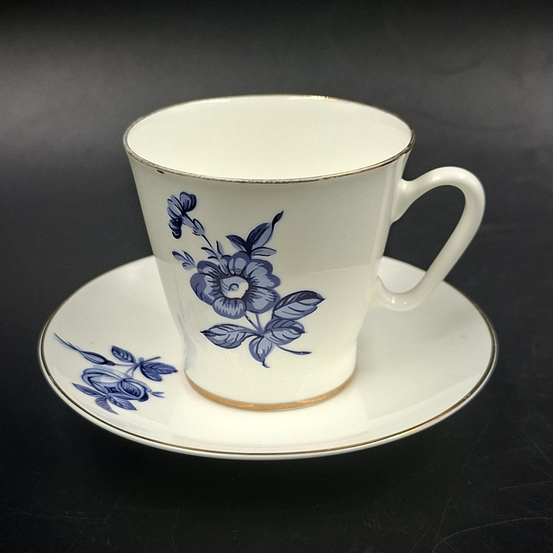 Пара кофейная с цветочным декором в синей гамме (маленькая), фарфор, деколь, золочение, Ленинградский фарфоровый завод (ЛФЗ), Россия, 1989-2001 гг.