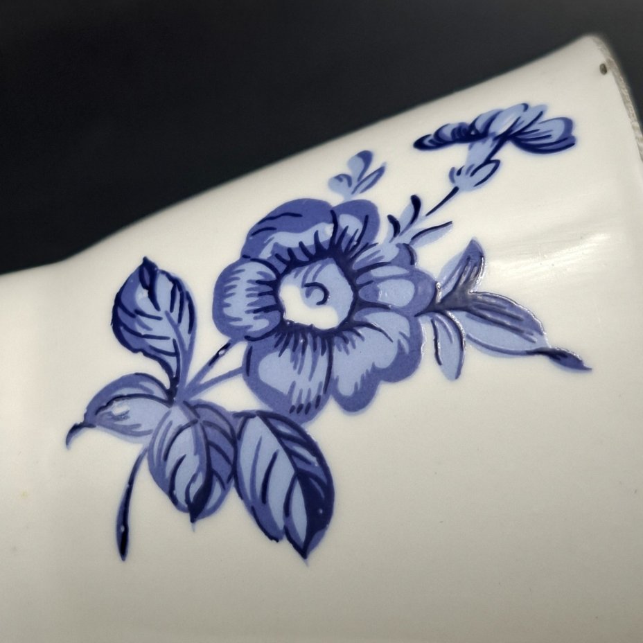 Пара кофейная с цветочным декором в синей гамме (маленькая), фарфор, деколь, золочение, Ленинградский фарфоровый завод (ЛФЗ), Россия, 1989-2001 гг.