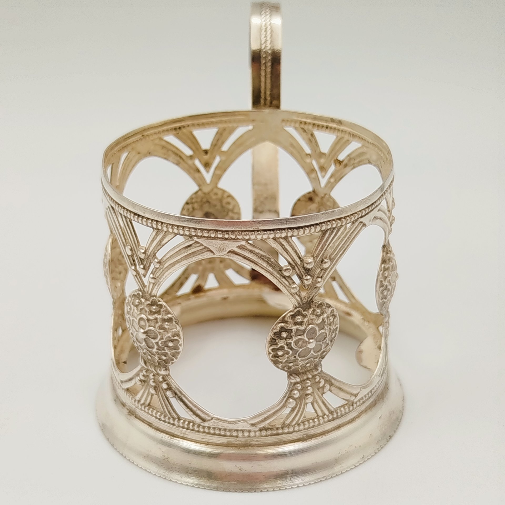 Подстаканник, выполненный в технике скани