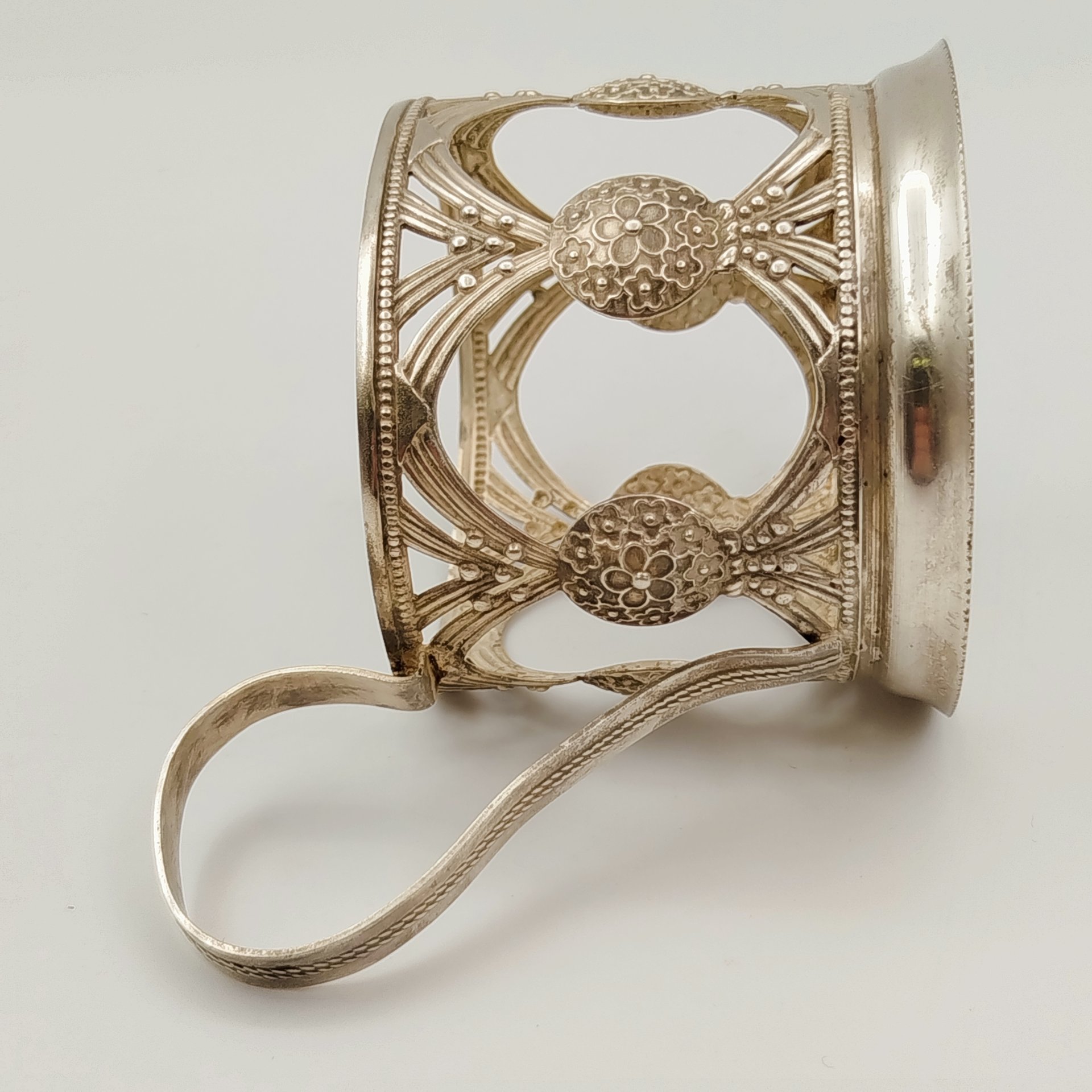 Подстаканник, выполненный в технике скани