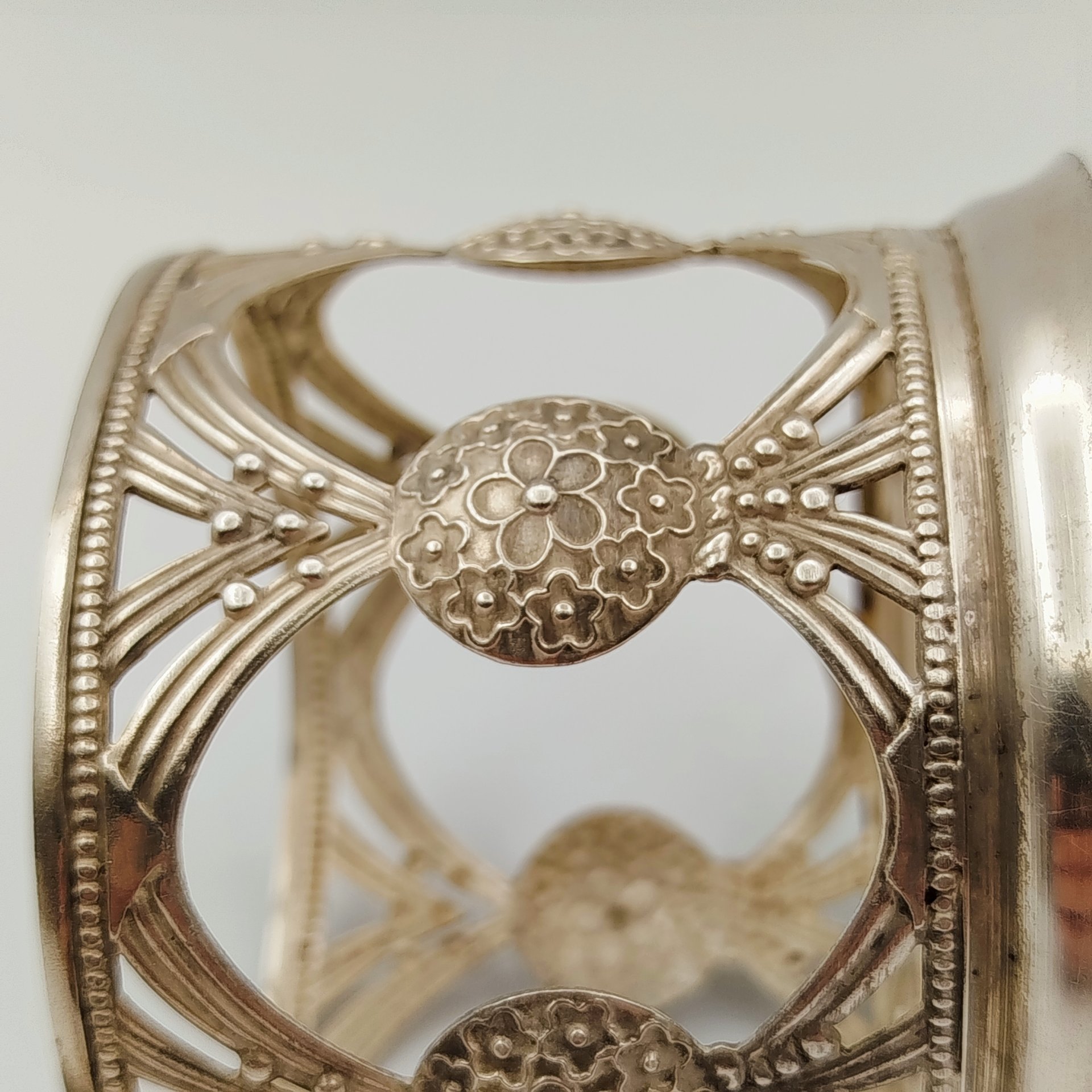 Подстаканник, выполненный в технике скани