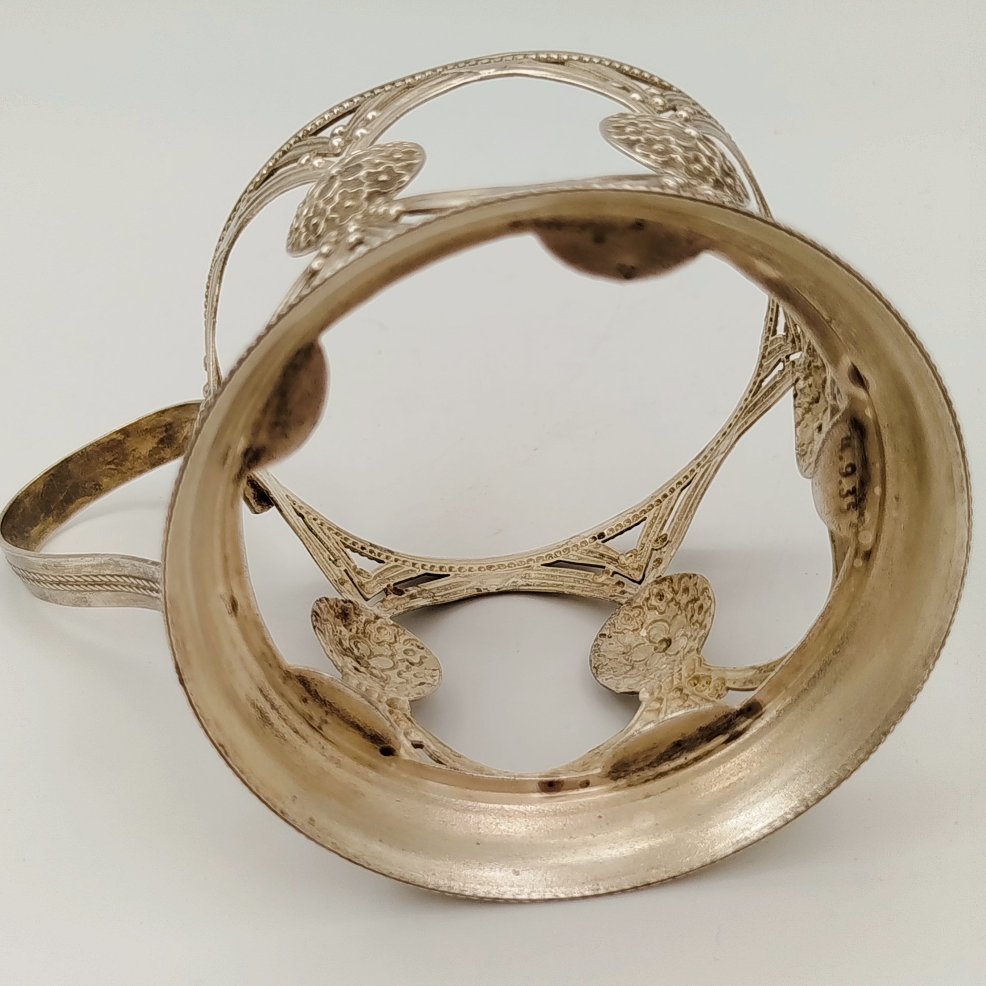 Подстаканник, выполненный в технике скани