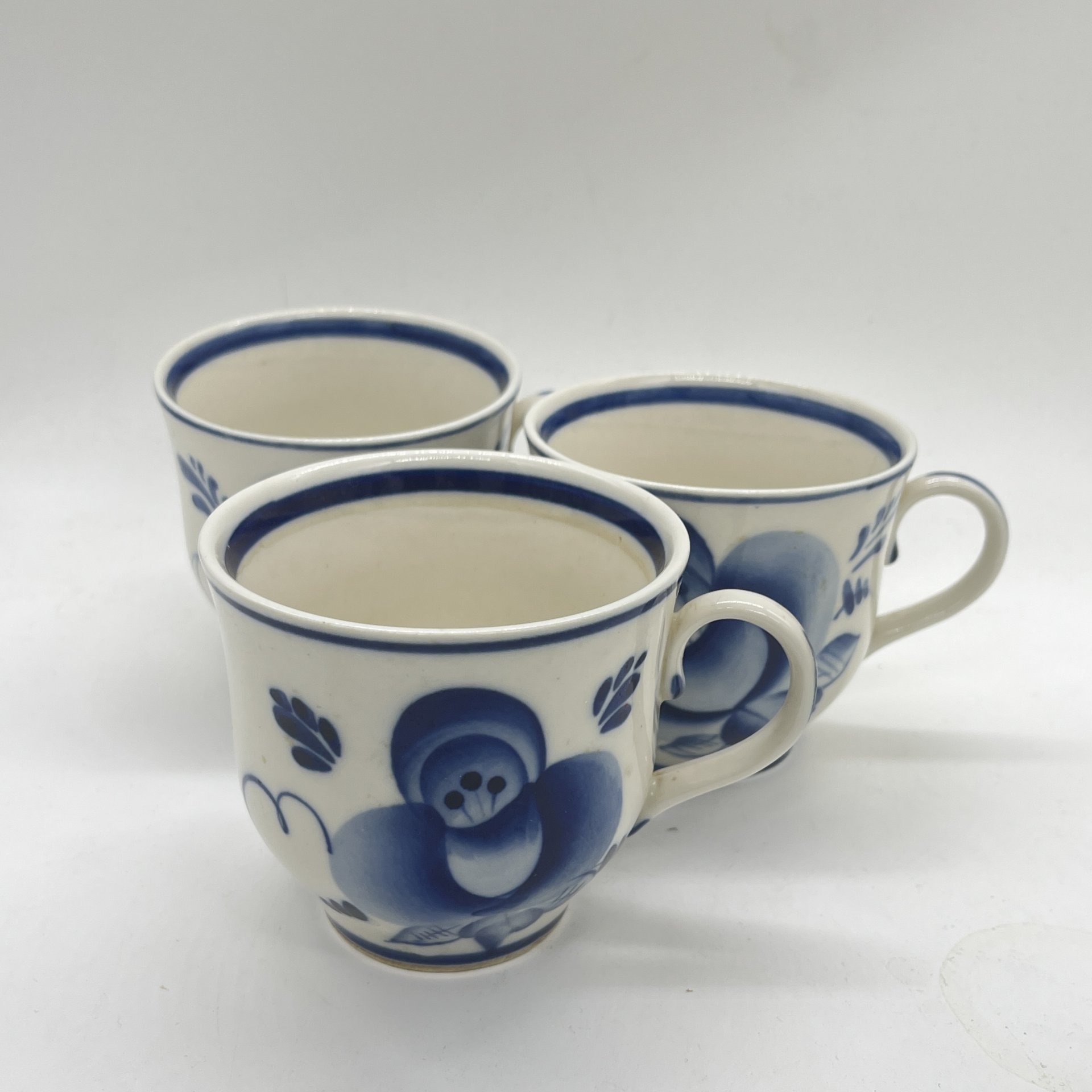 Набор из 3 чашек с расписным растительным декором, фарфор, роспись, Объединение «Гжель», Россия, 1990-2010 гг.