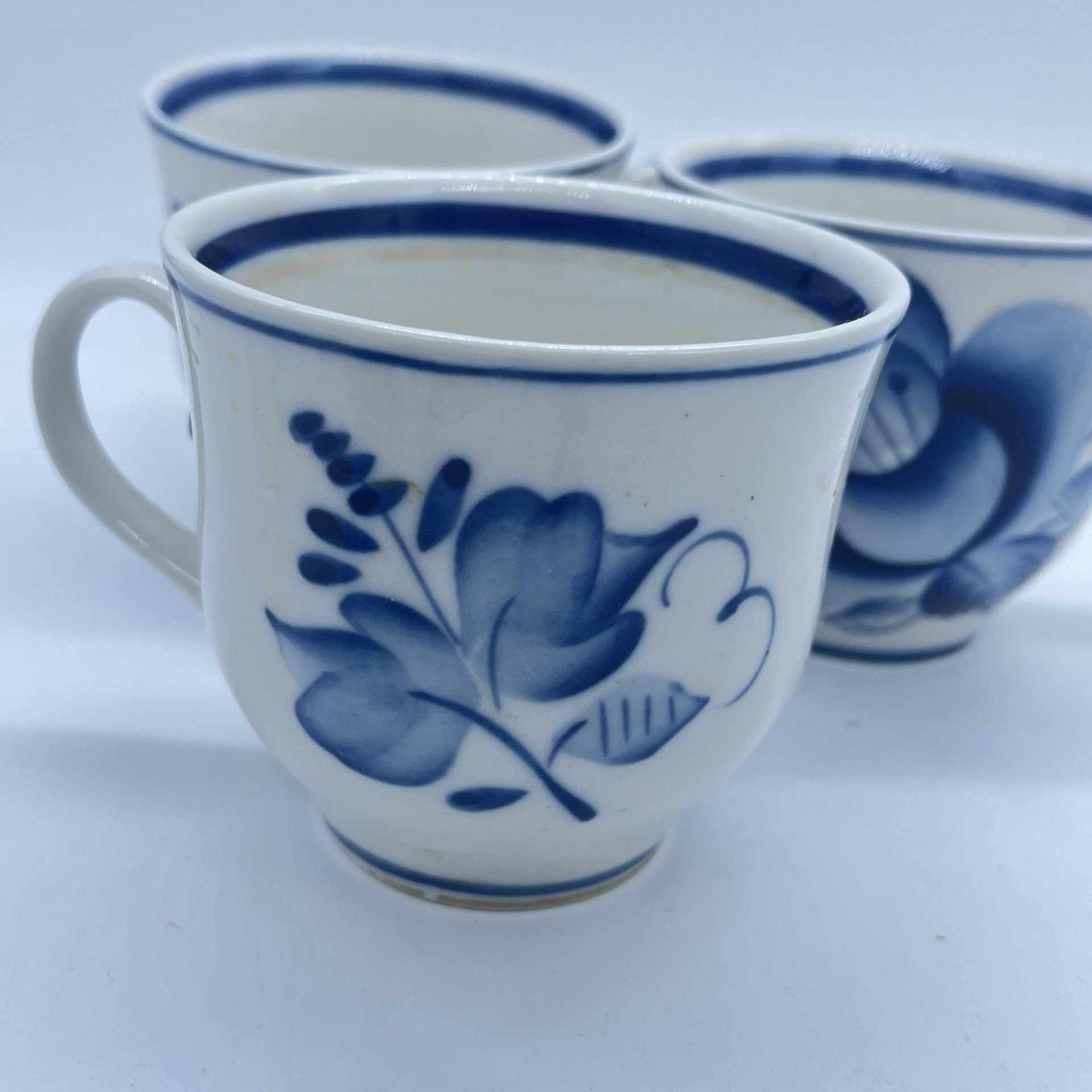 Набор из 3 чашек с расписным растительным декором, фарфор, роспись, Объединение «Гжель», Россия, 1990-2010 гг.