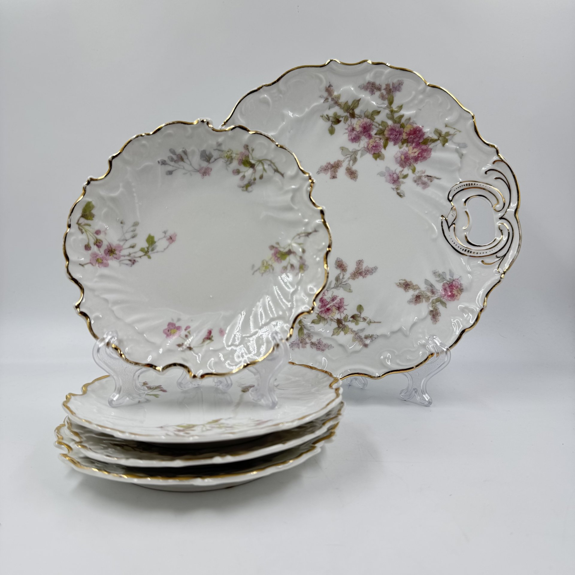 Набор из блюда и пирожковых тарелок с цветочным декором на 4 персоны