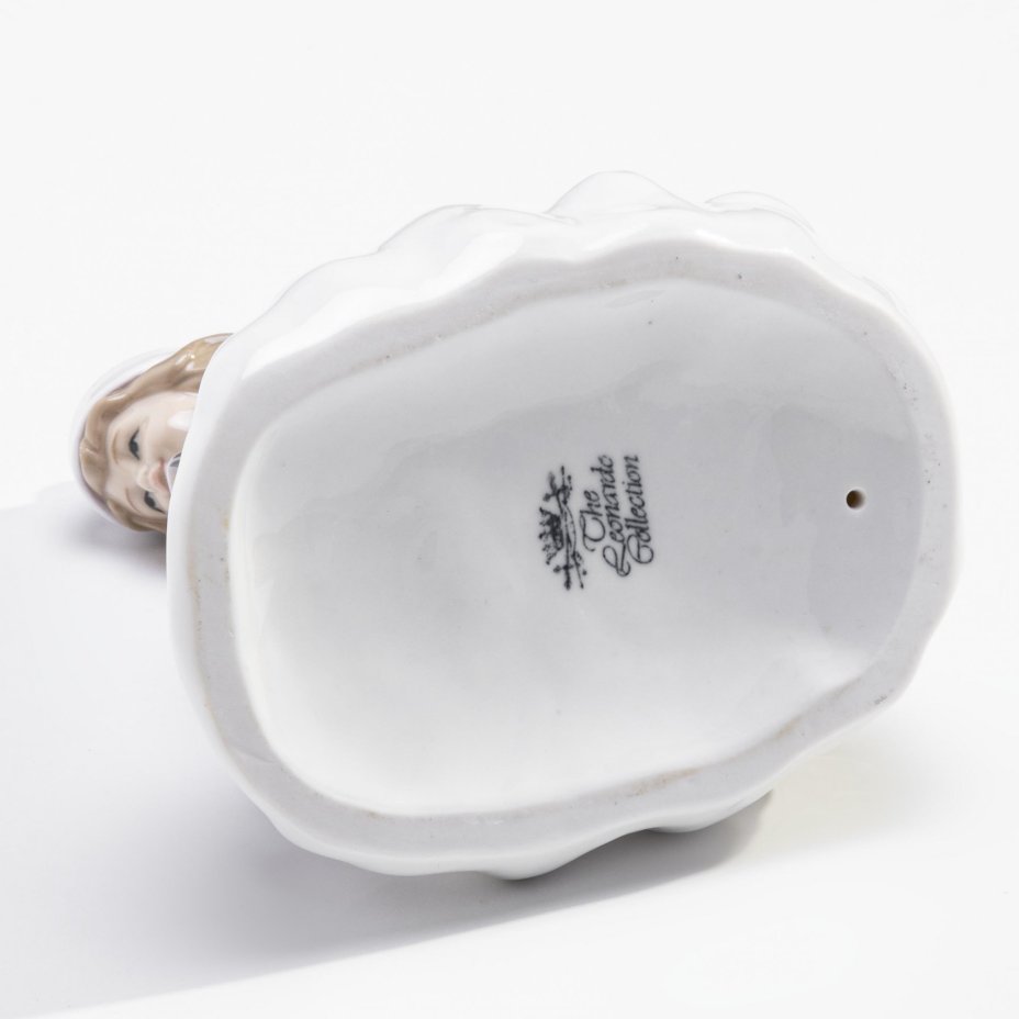 Статуэтка "Девочка на санках", фарфор, роспись, фирма "The Leonardo collection", Великобритания, 2000-2020 гг., Leonardo Collection