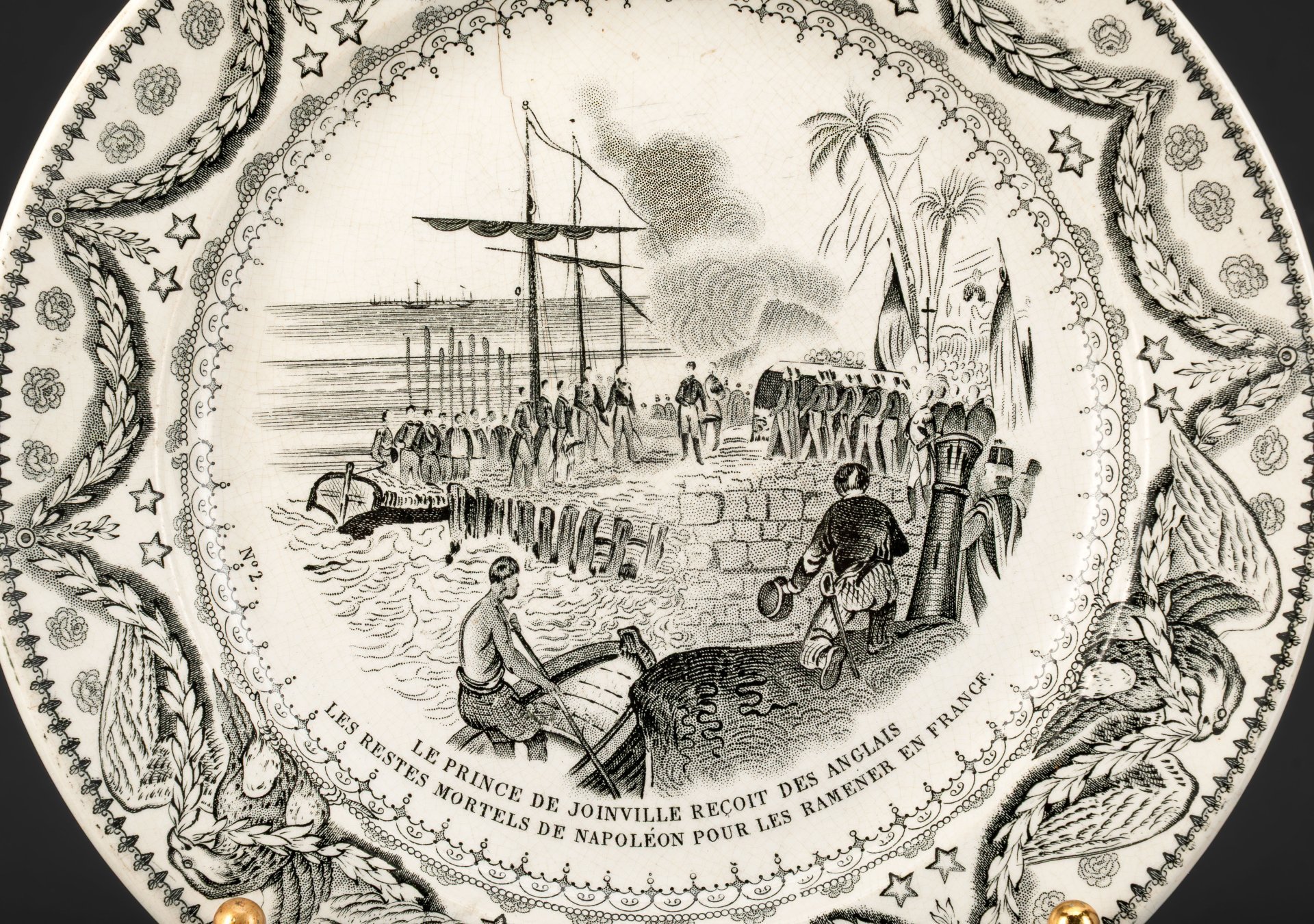 Декоративная тарелка "Передача останков Наполеона англичанами принцу де Жуанвилю в 1840 году", фирма Lebeuf Milliet & Cie ("Creil at Montereau Faïenceries"), фаянс, деколь, Франция, 1854-1859 гг.