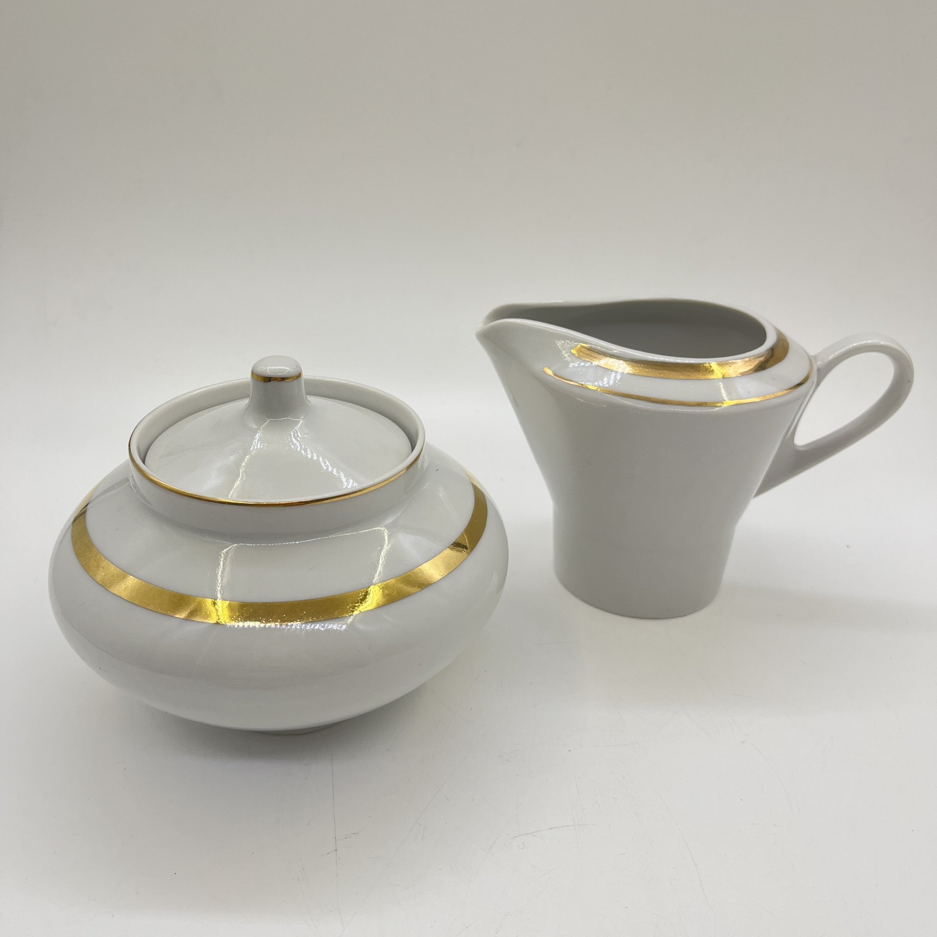 Набор из сахарницы и молочника с декором в виде золотистой полосы, фарфор, золочение, деколь, Дулевский фарфоровый завод (Дулёво), СССР, 1970-1990 гг.