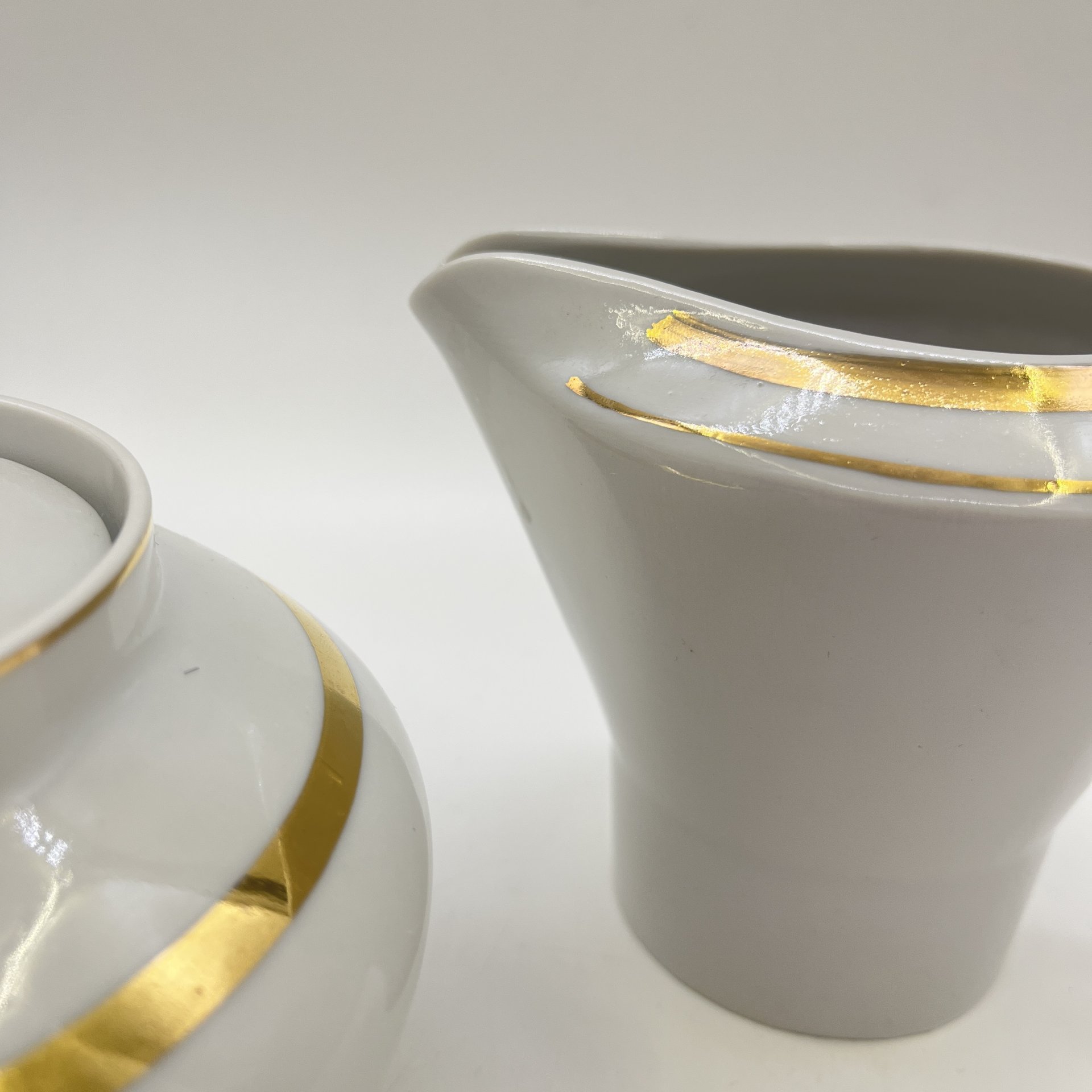 Набор из сахарницы и молочника с декором в виде золотистой полосы, фарфор, золочение, деколь, Дулевский фарфоровый завод (Дулёво), СССР, 1970-1990 гг.