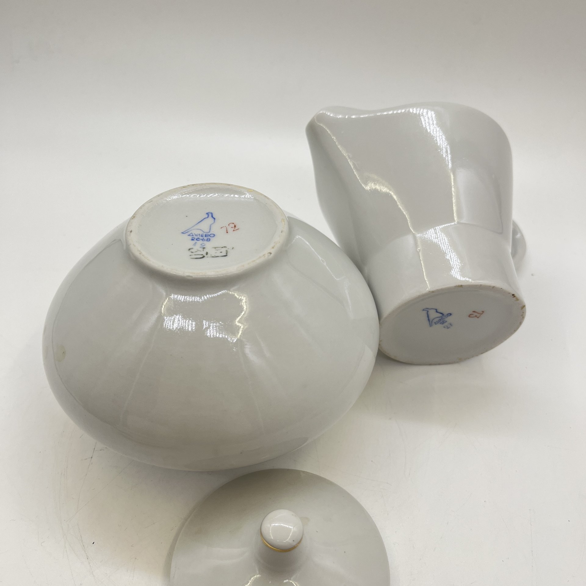 Набор из сахарницы и молочника с декором в виде золотистой полосы, фарфор, золочение, деколь, Дулевский фарфоровый завод (Дулёво), СССР, 1970-1990 гг.