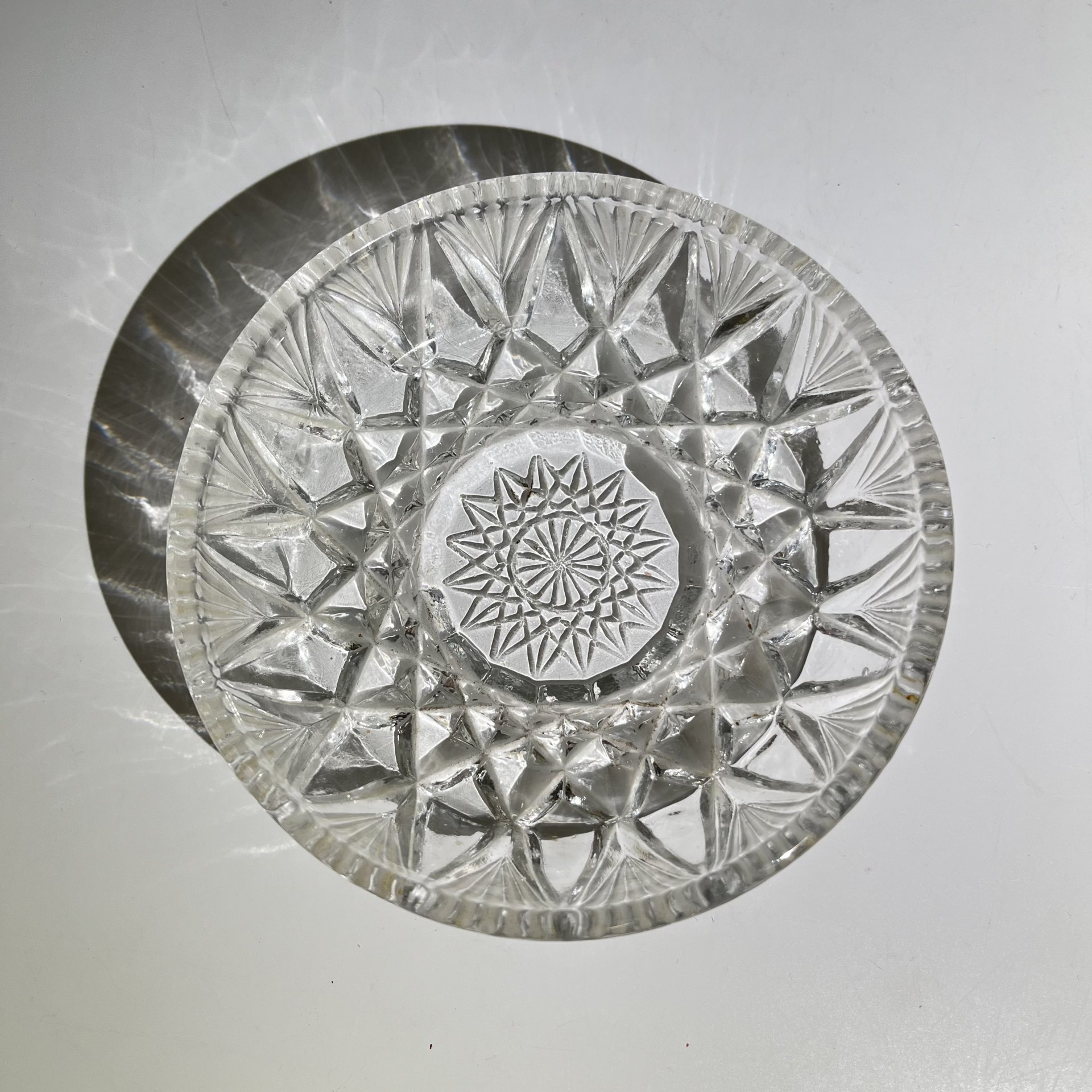 Икорница круглая с резными геометрическим декором, хрусталь, СССР, 1970-1990 гг.