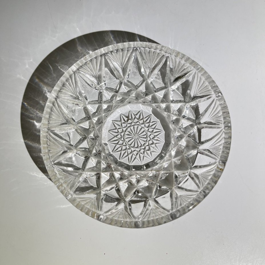 Икорница круглая с резными геометрическим декором, хрусталь, СССР, 1970-1990 гг.