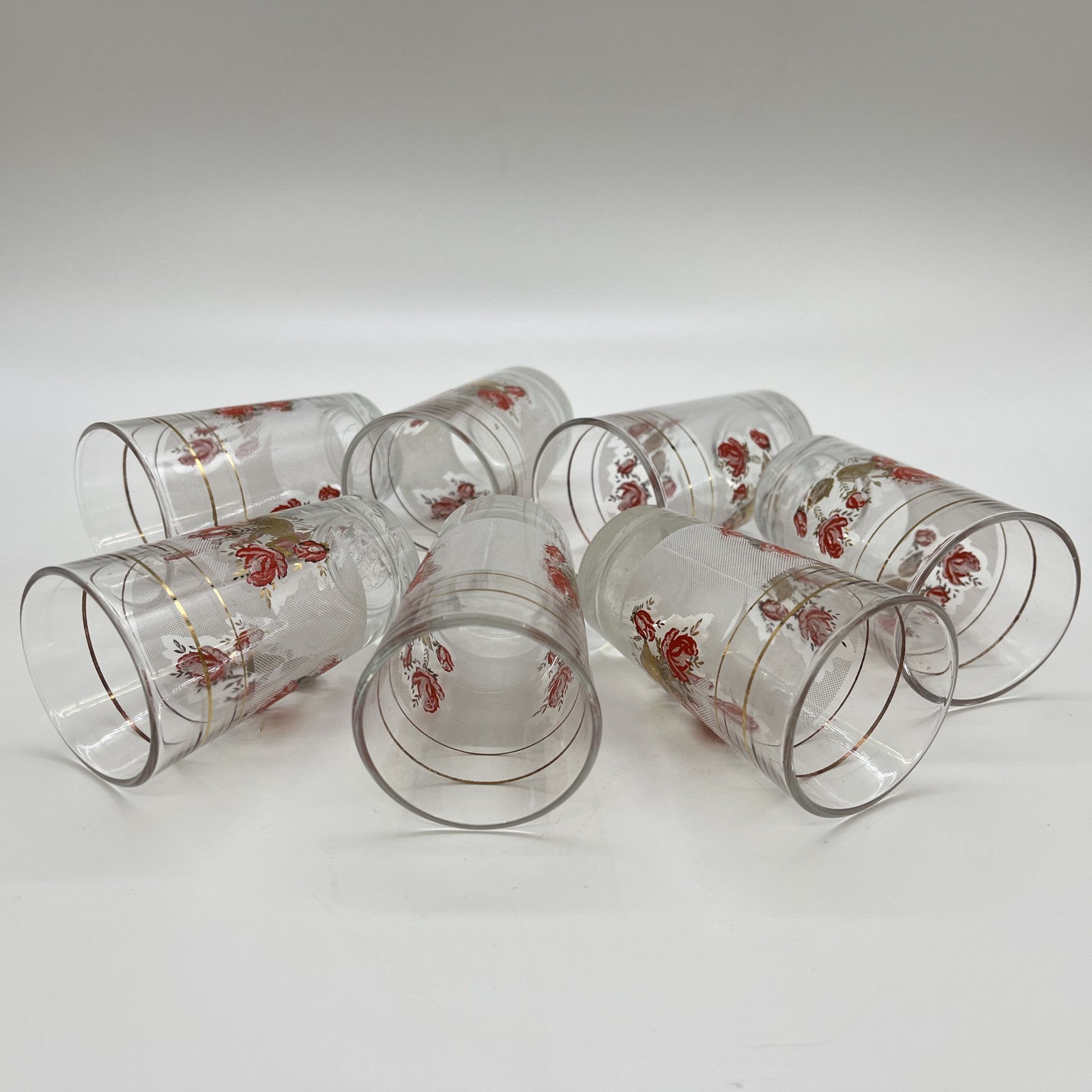 Набор из 7-ми небольших стаканов (стопок), украшенных цветочным декором, стекло, деколь, золочение, Cerve, Италия, 2000-2010 гг.