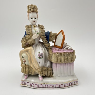 Статуэтка "Дама с цветком и зеркалом", фарфор, кружевной фарфор, роспись, золочение, Западная Европа, 1960-1980 гг.