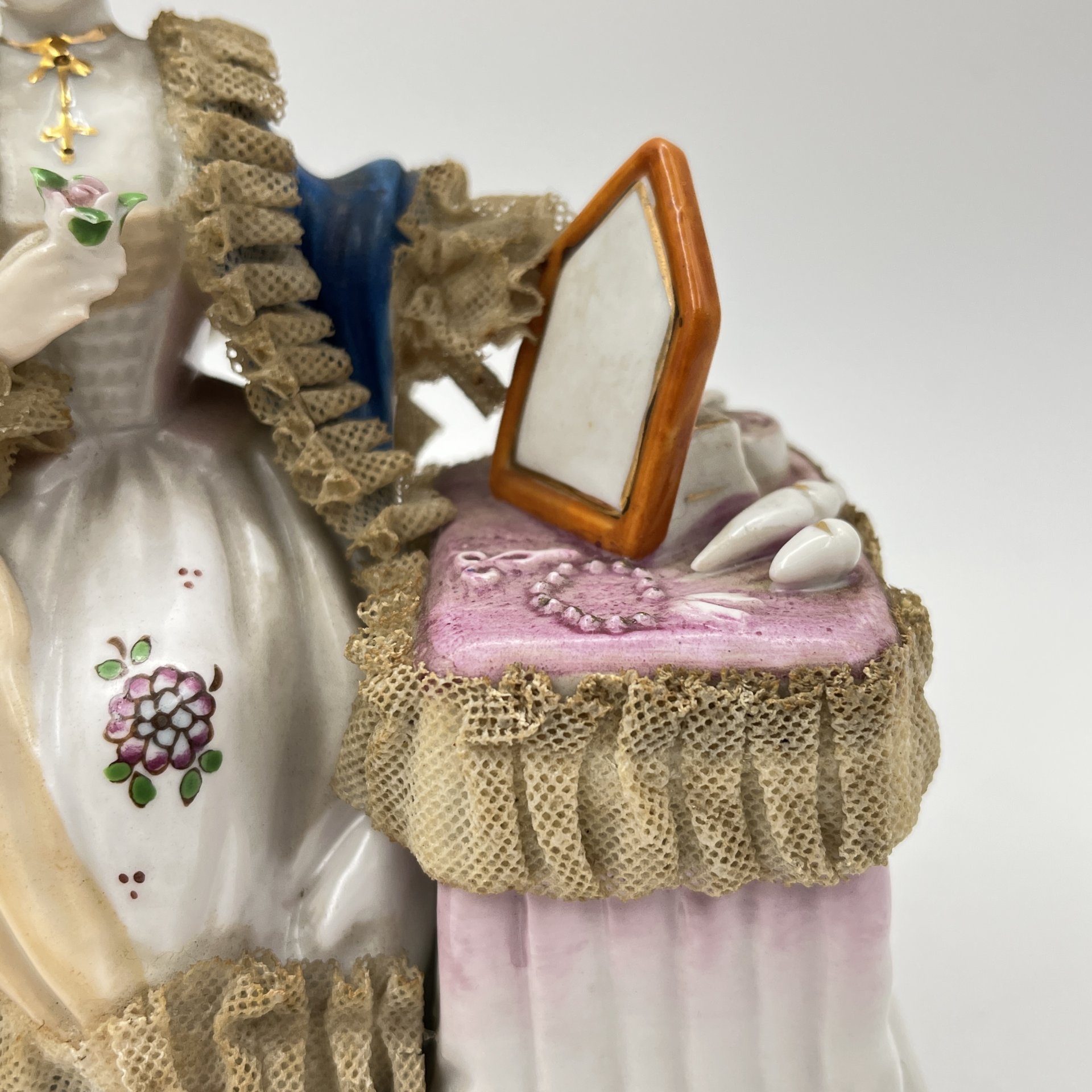Статуэтка "Дама с цветком и зеркалом", фарфор, кружевной фарфор, роспись, золочение, Западная Европа, 1960-1980 гг.