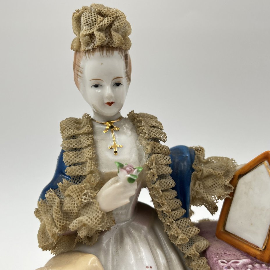 Статуэтка "Дама с цветком и зеркалом"