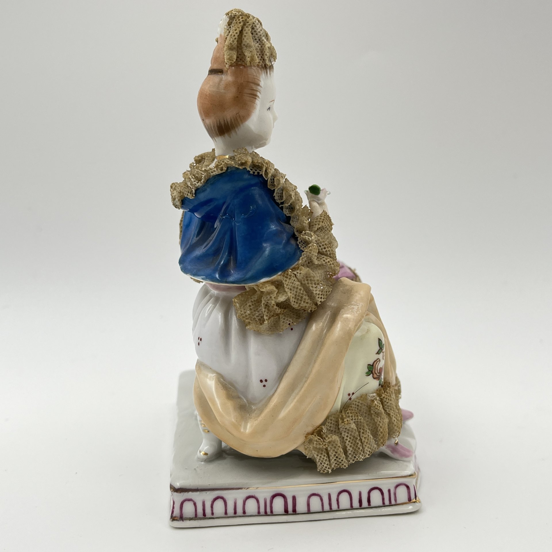 Статуэтка "Дама с цветком и зеркалом", фарфор, кружевной фарфор, роспись, золочение, Западная Европа, 1960-1980 гг.