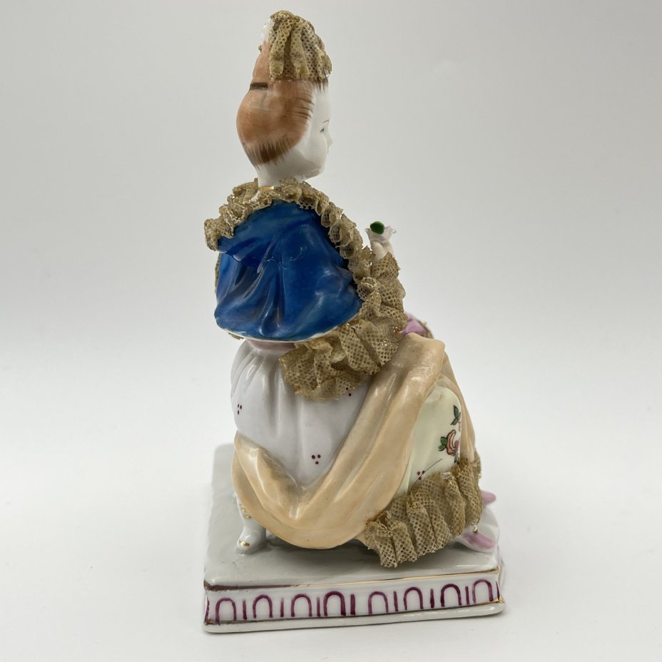 Статуэтка "Дама с цветком и зеркалом"