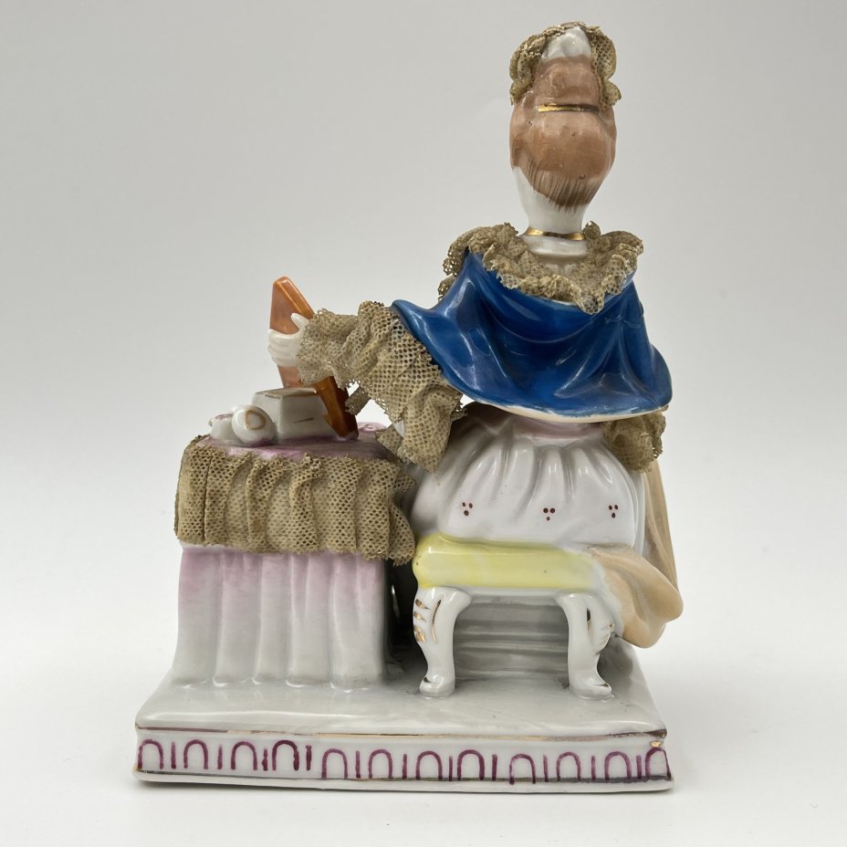 Статуэтка "Дама с цветком и зеркалом"