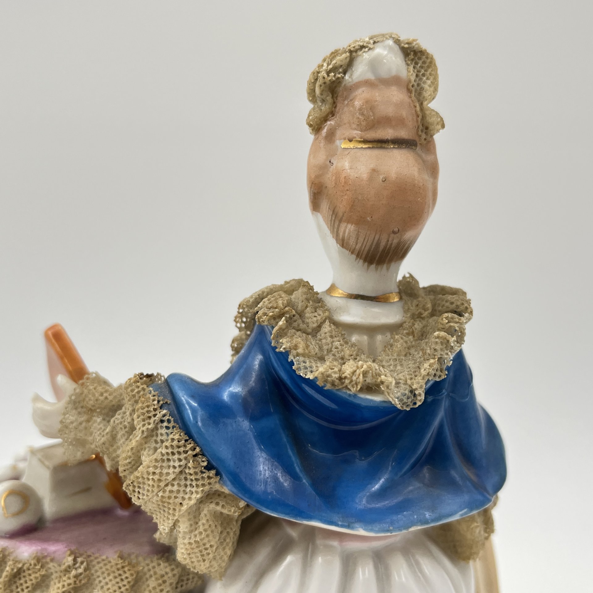 Статуэтка "Дама с цветком и зеркалом", фарфор, кружевной фарфор, роспись, золочение, Западная Европа, 1960-1980 гг.