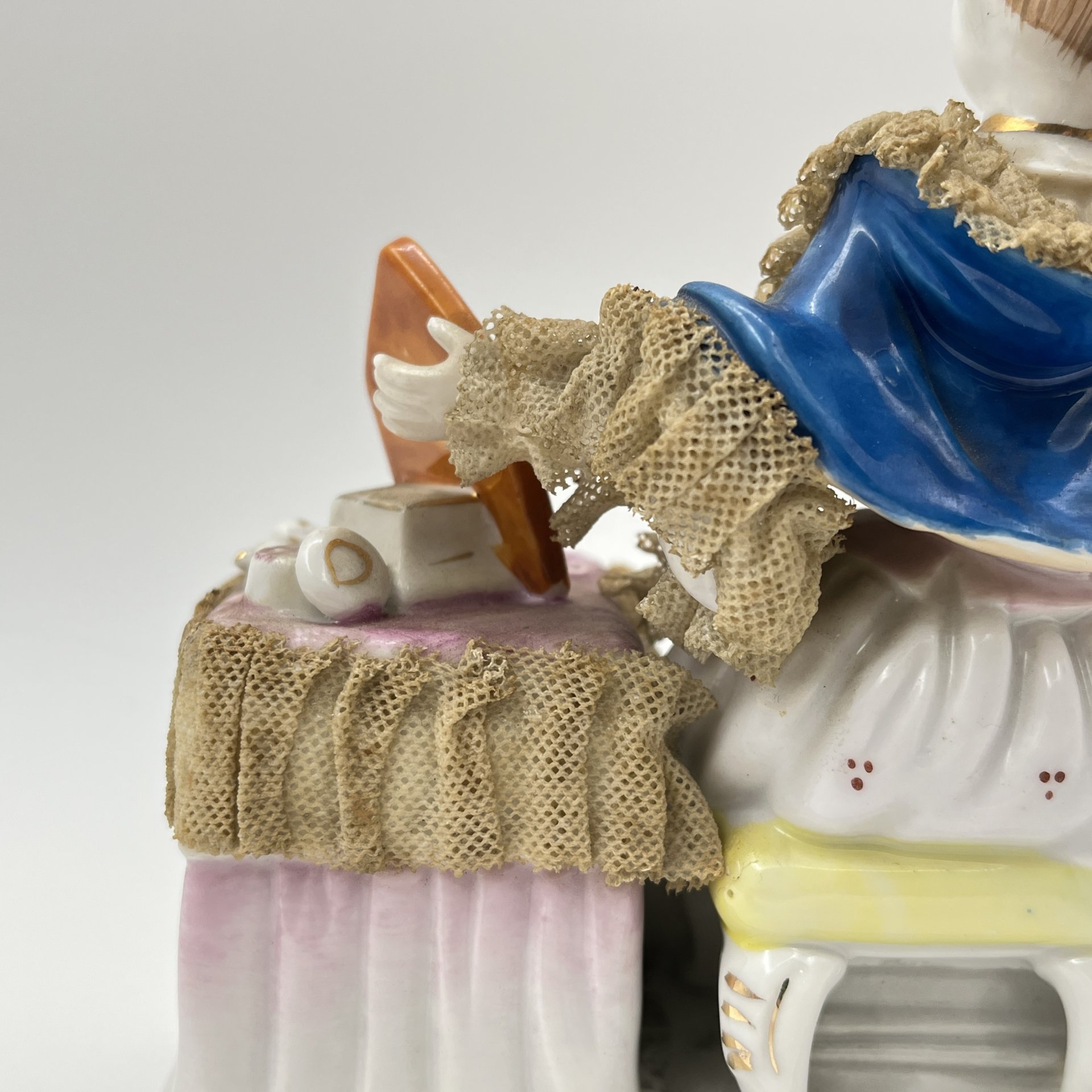 Статуэтка "Дама с цветком и зеркалом", фарфор, кружевной фарфор, роспись, золочение, Западная Европа, 1960-1980 гг.