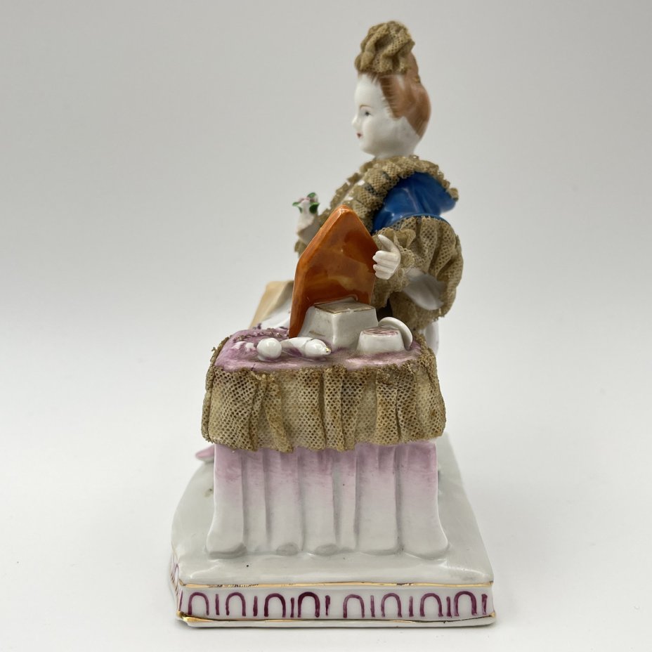 Статуэтка "Дама с цветком и зеркалом"