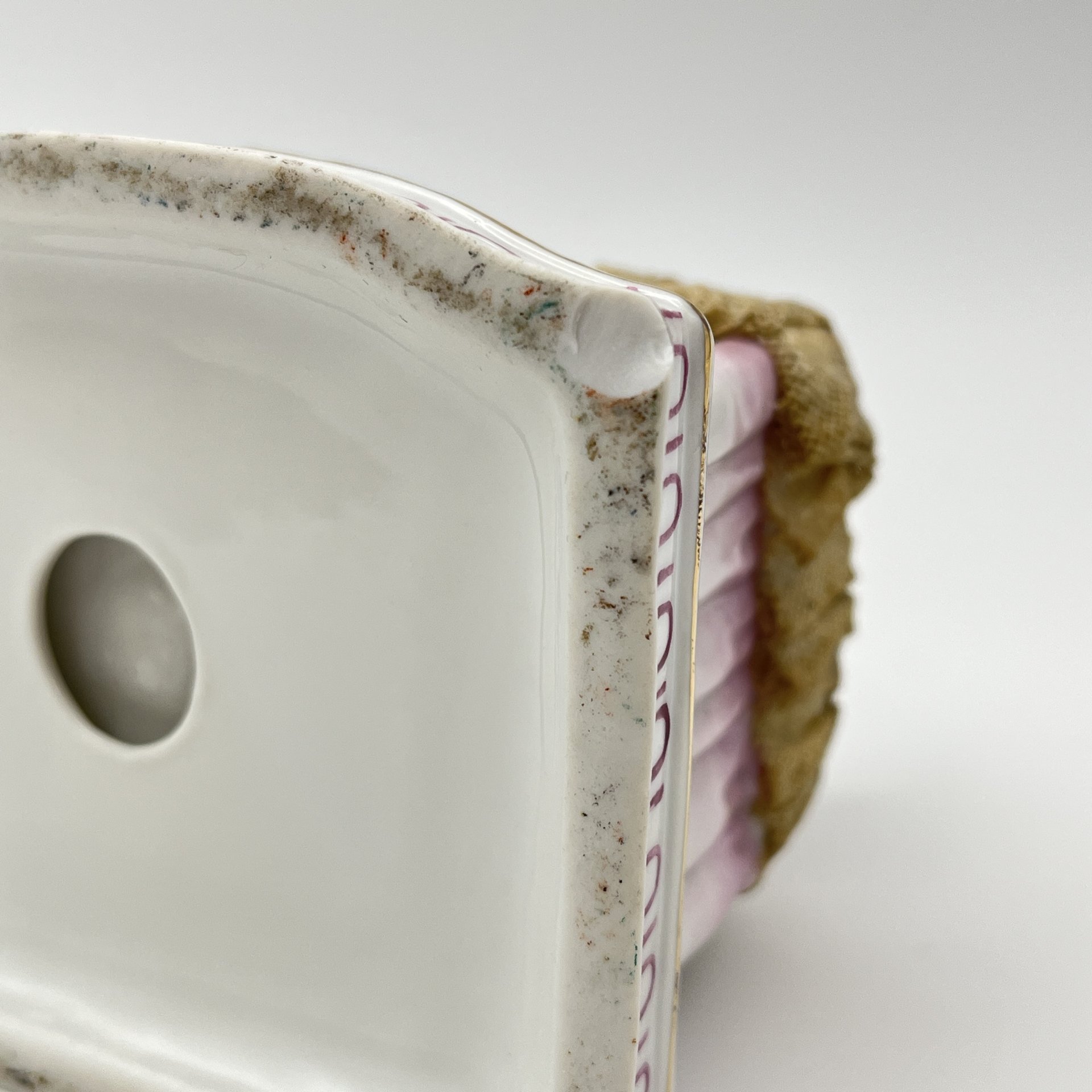 Статуэтка "Дама с цветком и зеркалом", фарфор, кружевной фарфор, роспись, золочение, Западная Европа, 1960-1980 гг.