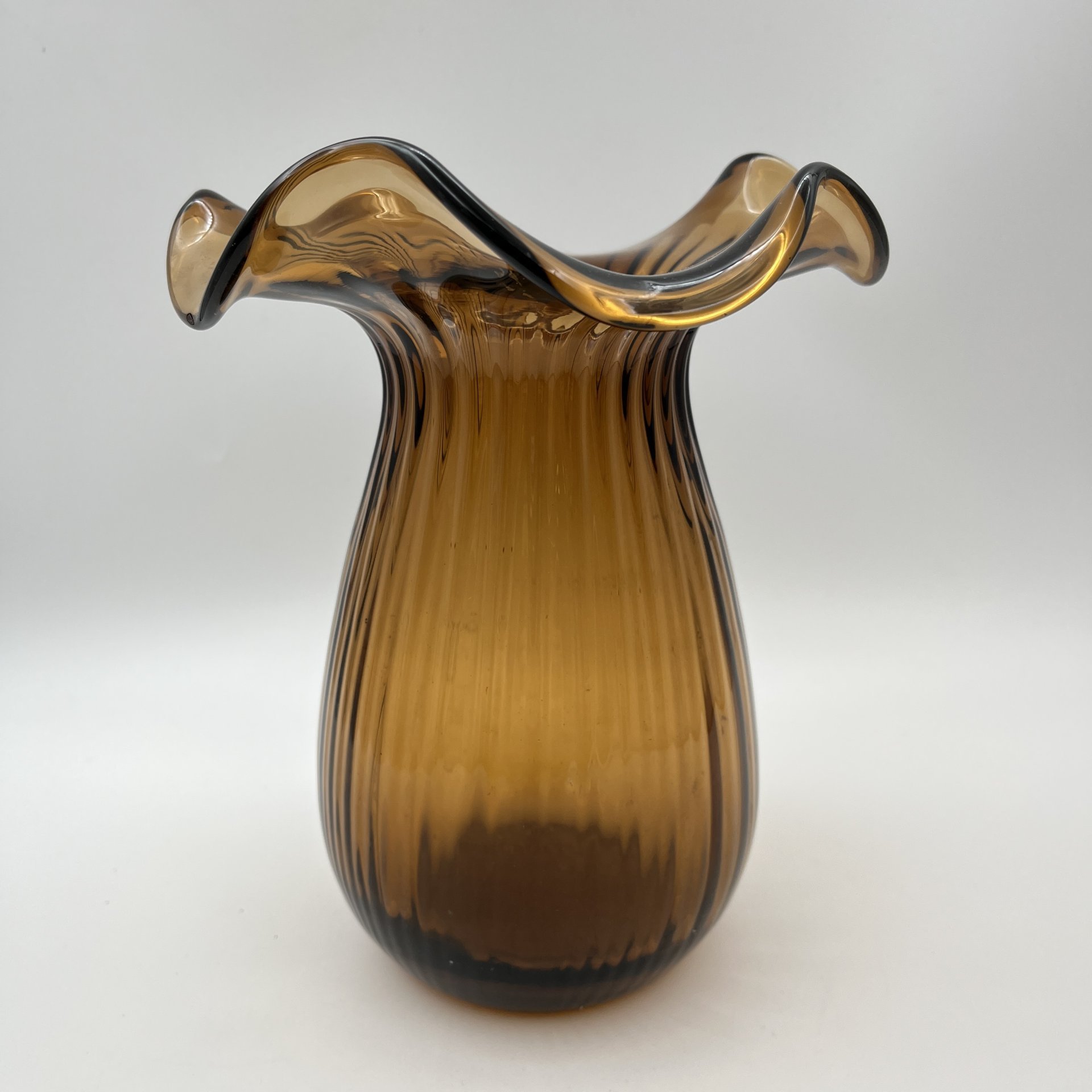 Ваза янтарного оттенка с рельефным туловом, стекло, гутная техника, СССР, 1970-1990 гг.