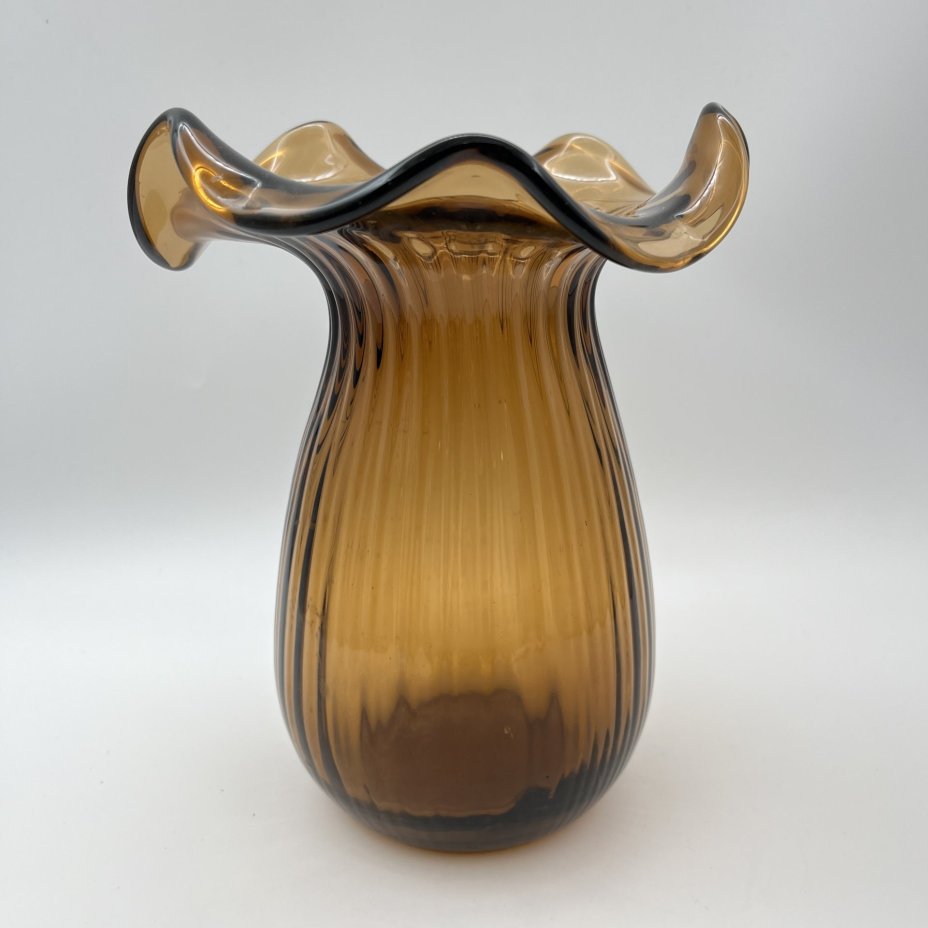 Ваза янтарного оттенка с рельефным туловом