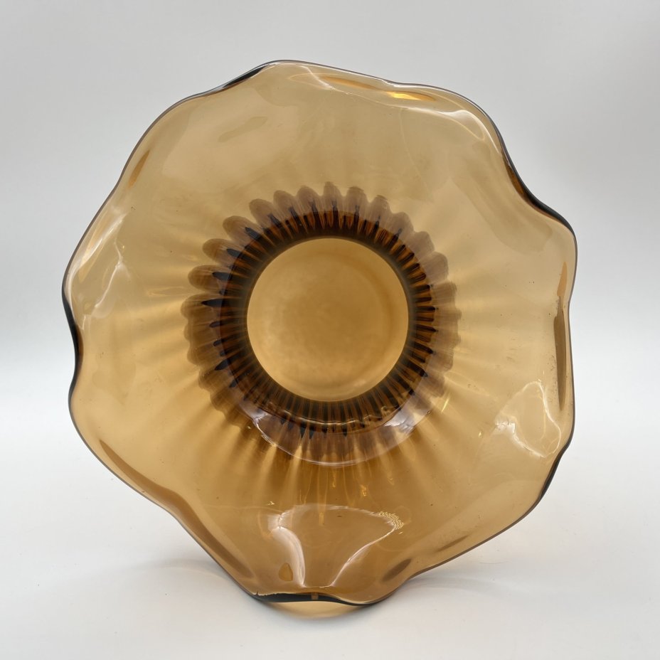 Ваза янтарного оттенка с рельефным туловом